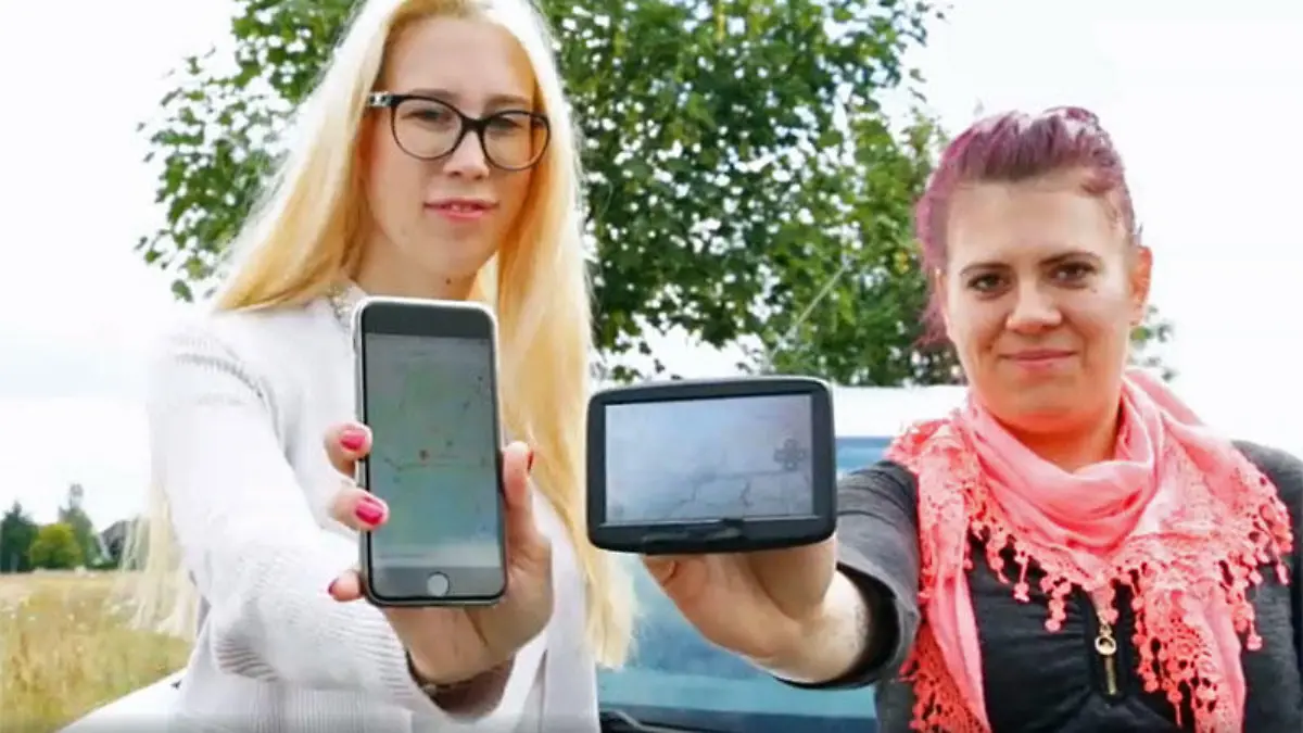 Zwei Damen, zwei Navi-Möglichkeiten. App oder Gerät, was ist besser?