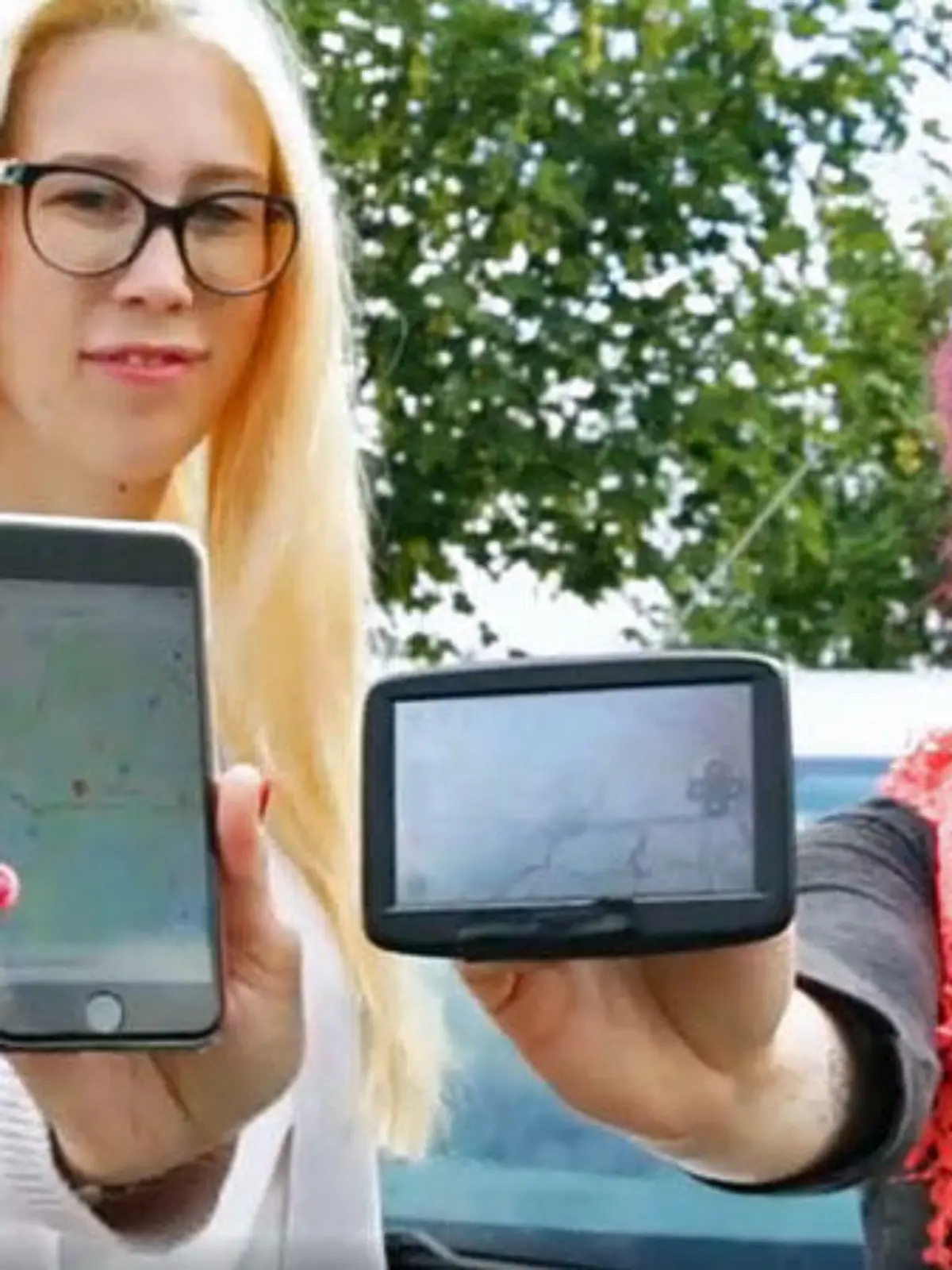 Zwei Damen, zwei Navi-Möglichkeiten. App oder Gerät, was ist besser?