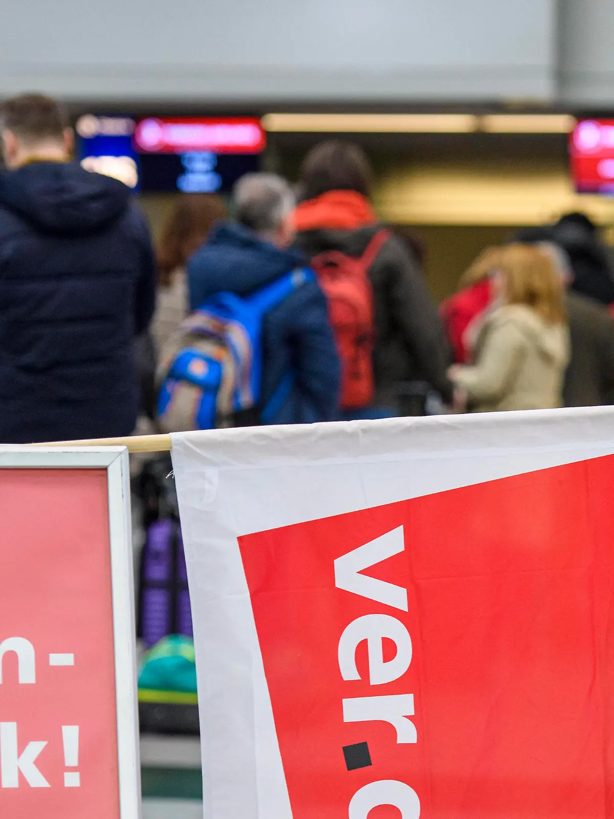 Warnstreik von Verdi Politik, Gesellschaft, Verkehr: Am Flughafen Düsseldorf fallen zahlreiche Flüge aus, vereinzelt warten Fluggäste, Die Gewerkschaft Ver.di streikt am Flughafen Düsseldorf, Im Zuge der laufenden Tarifverhandlungen für den Öffentlichen Dienst führt die Gewerkschaft ver.di am Montag, 27. März, einen ganztägigen Warnstreik durch. Die Streikmaßnahmen werden den ÖPNV in ganz Deutschland mit Bussen und Bahnen komplett stilllegen. Nordrhein-Westfalen Deutschland *** Warning strike by Verdi Politics, Society, Transport Numerous flights are cancelled at Düsseldorf Airport, isolated passengers are waiting, The trade union Ver di is on strike at Düsseldorf Airport, In the course of the ongoing collective bargaining ne Copyright: xChristopherxNeundorf/Kirchner-Mediax
