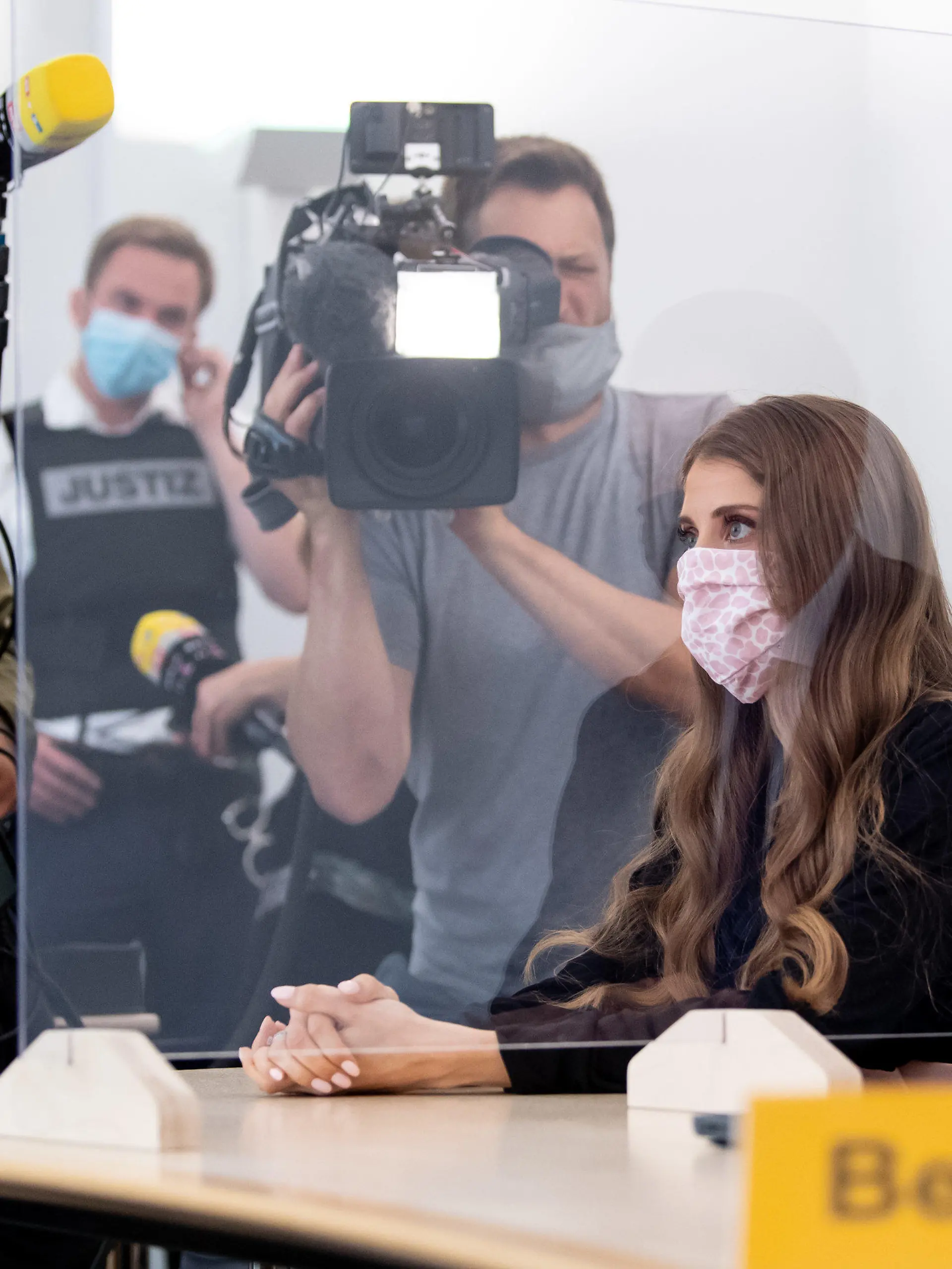 25.06.2020, Bayern, München: Cathy Hummels, Influencerin, sitzt vor Verhandlungsbeginn im Oberlandesgericht im Gerichtssaal in der Berufungsverhandlung im Rechtsstreit um Schleichwerbung. Der Verband Sozialer Wettbewerb wirft Hummels und anderen Influencerinnen verbotene Schleichwerbung auf dem Foto-Portal Instagram vor. In der ersten Instanz vor dem Münchner Landgericht hatte der Verband im April 2019 verloren, nun steht die zweite Runde an. Foto: Sven Hoppe/dpa +++ dpa-Bildfunk +++