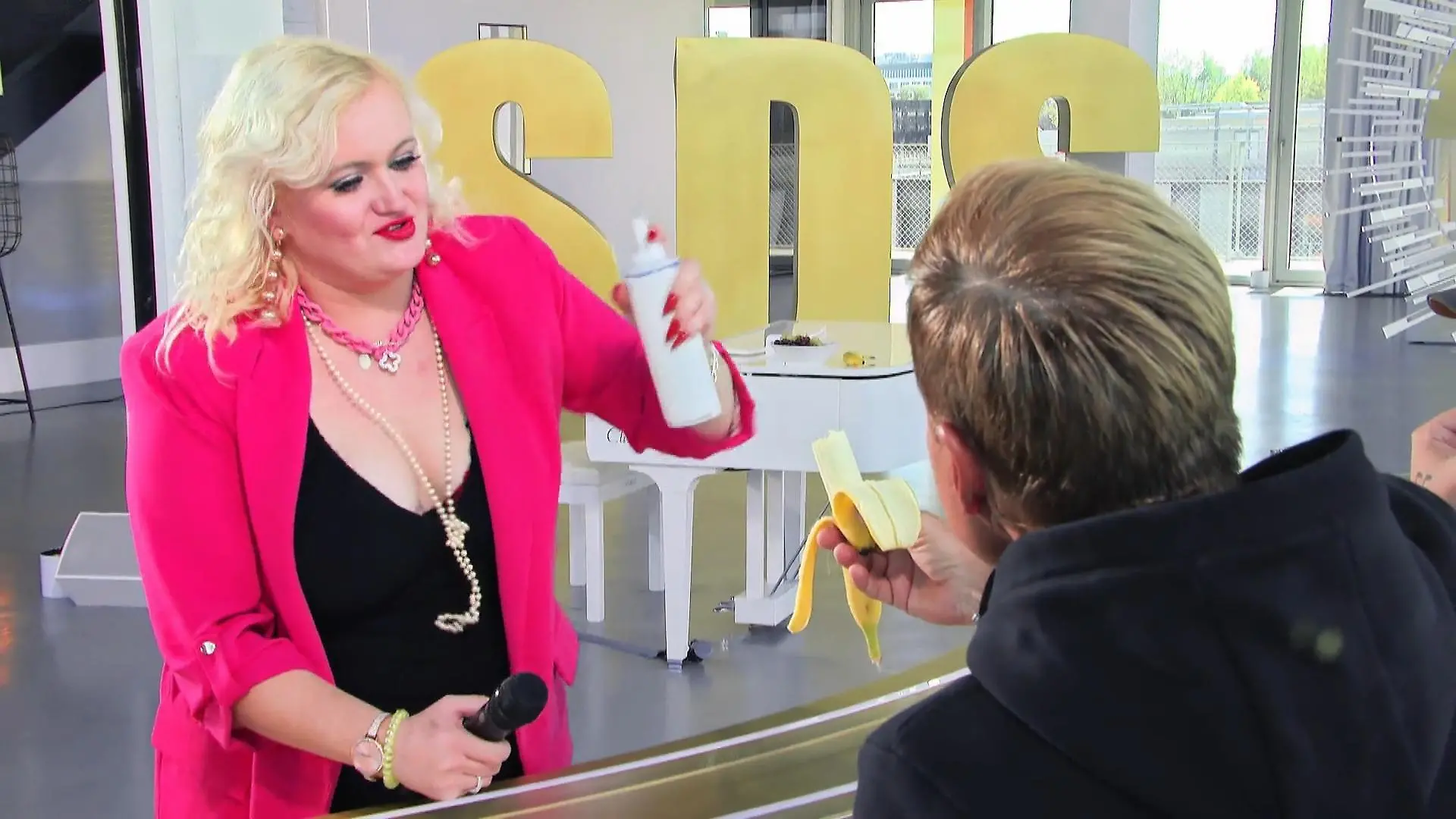 Claudias Auftritt ist völlig Banane Dieter flüchtet