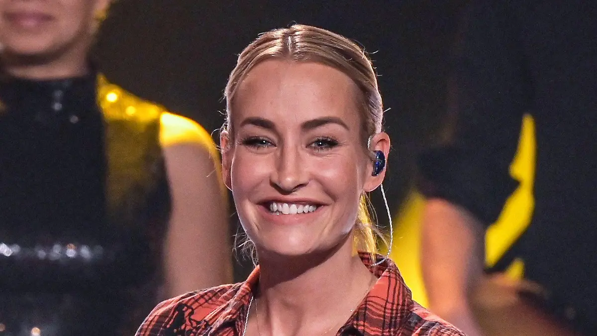 ARCHIV - 16.12.2019, Hamburg: Sängerin Sarah Connor lächelt bei der ZDF-Aufzeichnung des Jahresrückblicks "Menschen 2019". Sie wird am Samstag, 13. Juni 2020, 40 Jahre alt. Foto: Axel Heimken/dpa +++ dpa-Bildfunk +++