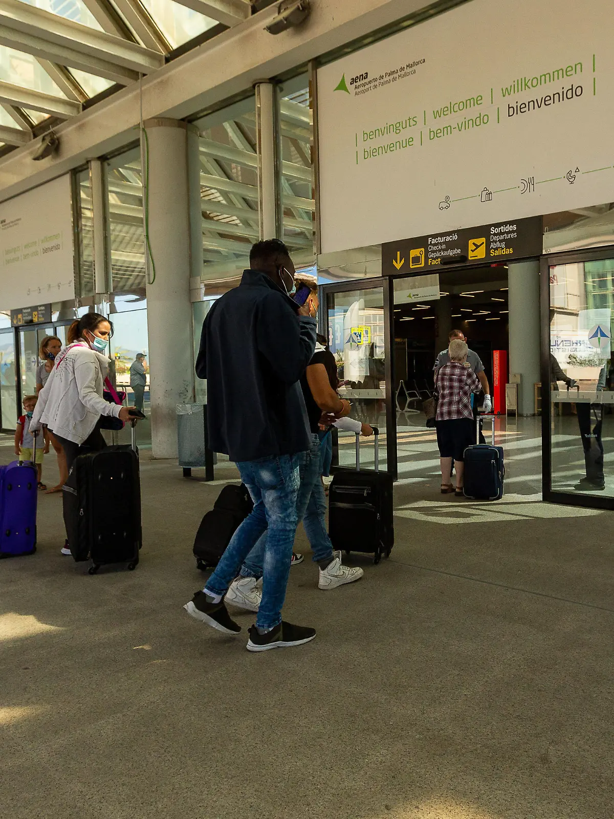 Mallorca GER, Themenfoto, Urlaub auf Mallorca, Tourismus in Zeiten der Corona-Pandemie, Sommerurlaub, 22.06.2020 GER, Themenfoto, Urlaub auf Mallorca, Tourismus in Zeiten der Corona-Pandemie, Sommerurlaub, Sicherheitskontrollen am Flughafen Palma. Menschen mit Mundschutz. 22.06.2020, *** Mallorca CEF, Theme photo, holidays in Mallorca, tourism in times of the Corona pandemic, summer holidays, 22 06 2020 CEF, Theme photo, holidays in Mallorca, tourism in times of the Corona pandemic, summer holidays, security checks at Palma airport people with mouthguards 22 06 2020, Copyright: xEibner-Pressefoto/DimitrixDrofitx EPddh 