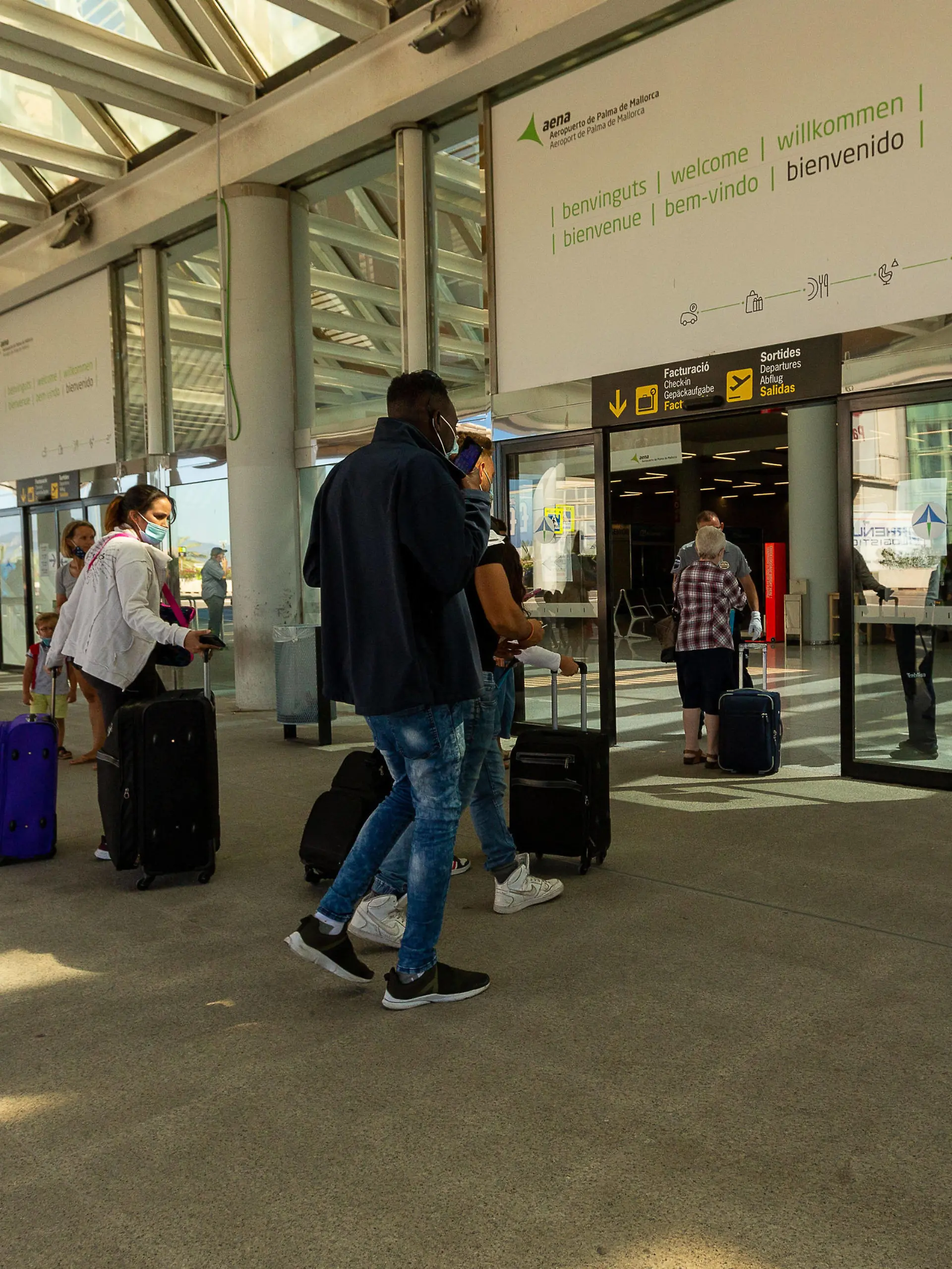 Mallorca GER, Themenfoto, Urlaub auf Mallorca, Tourismus in Zeiten der Corona-Pandemie, Sommerurlaub, 22.06.2020 GER, Themenfoto, Urlaub auf Mallorca, Tourismus in Zeiten der Corona-Pandemie, Sommerurlaub, Sicherheitskontrollen am Flughafen Palma. Menschen mit Mundschutz. 22.06.2020, *** Mallorca CEF, Theme photo, holidays in Mallorca, tourism in times of the Corona pandemic, summer holidays, 22 06 2020 CEF, Theme photo, holidays in Mallorca, tourism in times of the Corona pandemic, summer holidays, security checks at Palma airport people with mouthguards 22 06 2020, Copyright: xEibner-Pressefoto/DimitrixDrofitx EPddh 