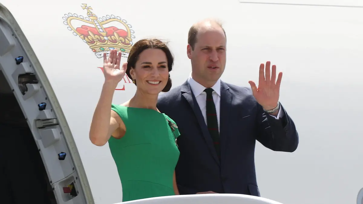 Entertainment Bilder des Tages Prinz William und Kate in Jamaica - Ablug auf die Bahamas . 24/03/2022. Kingston, Jamaica. Prince William and Kate Middleton, the Duke & Duchess of Cambridge , leaving Kingston airport in Jamaica enroute to the Bahamas on day six of their Royal Tour of the Caribbean. PUBLICATIONxINxGERxSUIxAUTxHUNxONLY xStephenxLockx/xi-Imagesx IIM-23241-0180