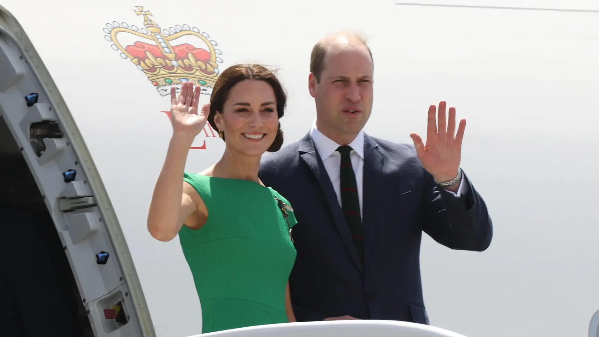 Entertainment Bilder des Tages Prinz William und Kate in Jamaica - Ablug auf die Bahamas . 24/03/2022. Kingston, Jamaica. Prince William and Kate Middleton, the Duke & Duchess of Cambridge , leaving Kingston airport in Jamaica enroute to the Bahamas on day six of their Royal Tour of the Caribbean. PUBLICATIONxINxGERxSUIxAUTxHUNxONLY xStephenxLockx/xi-Imagesx IIM-23241-0180
