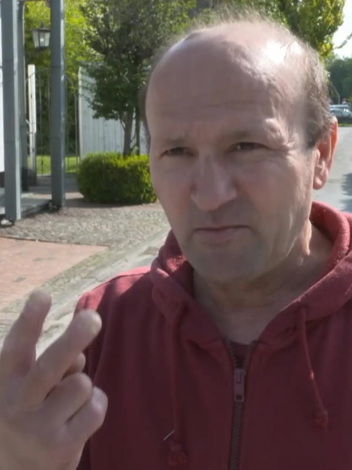 Bild zu: "Tönnies-Mitarbeiter im Interview"