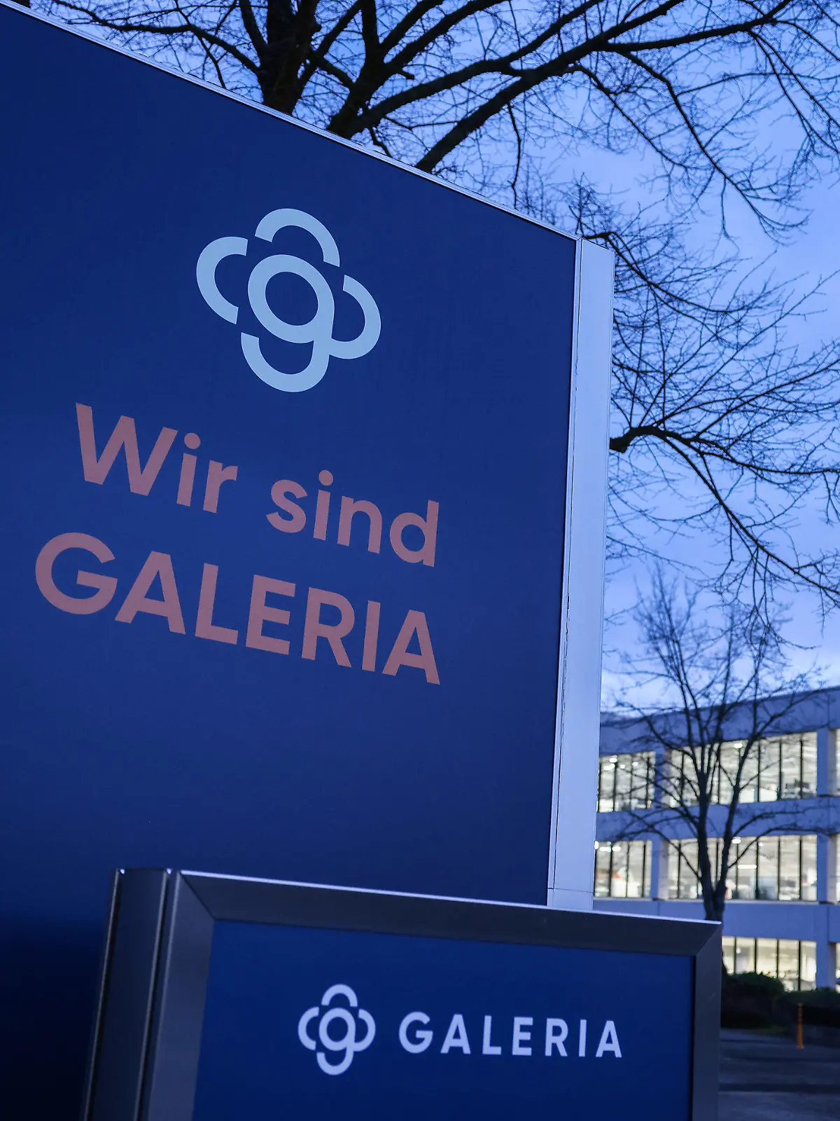 27.03.2023, Nordrhein-Westfalen, Essen: Das Logo es Warenhauskonzerns Galeria Karstadt Kaufhof steht vor der Zentrale. Die Gläubiger des Warenhauskonzerns Galeria Karstadt Kaufhof stellen am Montag in Essen die Weichen für die Zukunft des ums Überleben kämpfenden Traditionsunternehmens. Wichtigster Punkt auf der Tagesordnung des Gläubigertreffens ist die Abstimmung über den von der Unternehmensführung ausgearbeiteten Insolvenzplan. Foto: Oliver Berg/dpa +++ dpa-Bildfunk +++
