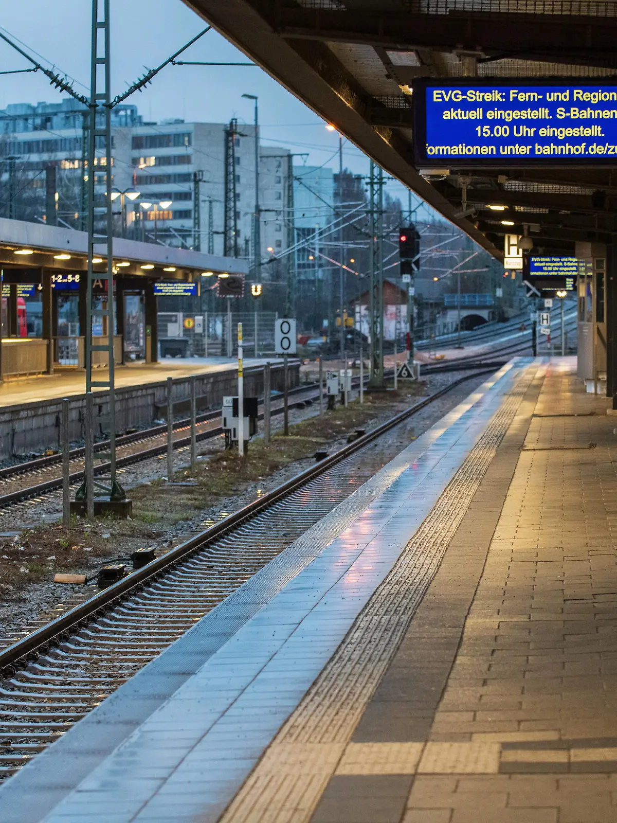 leerer Bahnsteig am Münchner Ostbahnhof, Zugverkehr eingestellt, bundesweiter Verkehrsstreik, München, 27. März 2023 Deutschland, München, 27. März 2023, leere S-Bahnsteige am Münchner Ostbahnhof morgens um kurz nach 7 Uhr,, EVG Streik, Fern- und Regionalverkehr aktuell eingestellt, Information auf der Zuganzeige, bundesweiter Verkehrsstreik, Verkehr U-Bahn, Bus, Trambahn, S-Bahn, Nahverkehr, Fernverkehr stehen am Montag still, Streik, Tarifkonflikt, Gewerkschaften Verdi und EVG fordern mehr Lohn, Bayern, *** empty platform at Munich East Station, train traffic stopped, nationwide traffic strike, Munich, March 27, 2023 Germany, Munich, March 27, 2023, empty S platforms at Munich East Station in the morning shortly after 7 oclock,, EVG