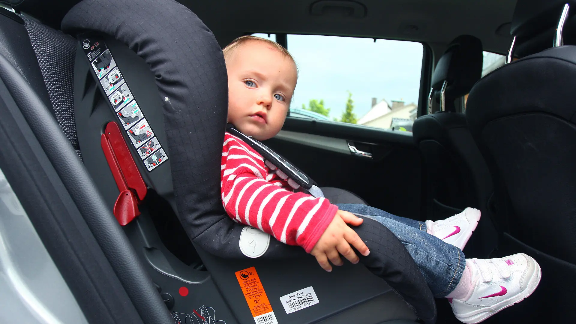 ARCHIV - Die kleine Julie-Marie sitzt in ihrem Autokindersitz, aufgenommen am 19.06.2008 in Osterode am Harz. Fünf von 33 Autokindersitzen sind bei einem Test von ADAC und Stiftung Warentest durchgefallen. Drei der Sitze bekamen die Note «Mangelhaft», weil sie keine oder nur eine abnehmbare Rückenlehne mit Seitenteilen haben und bei einem Seitenaufprall keinen ausreichenden Unfallschutz böten. Dies teilte der ADAC am Donnerstag mit.   Foto: Frank May dpa  +++(c) dpa - Bildfunk+++