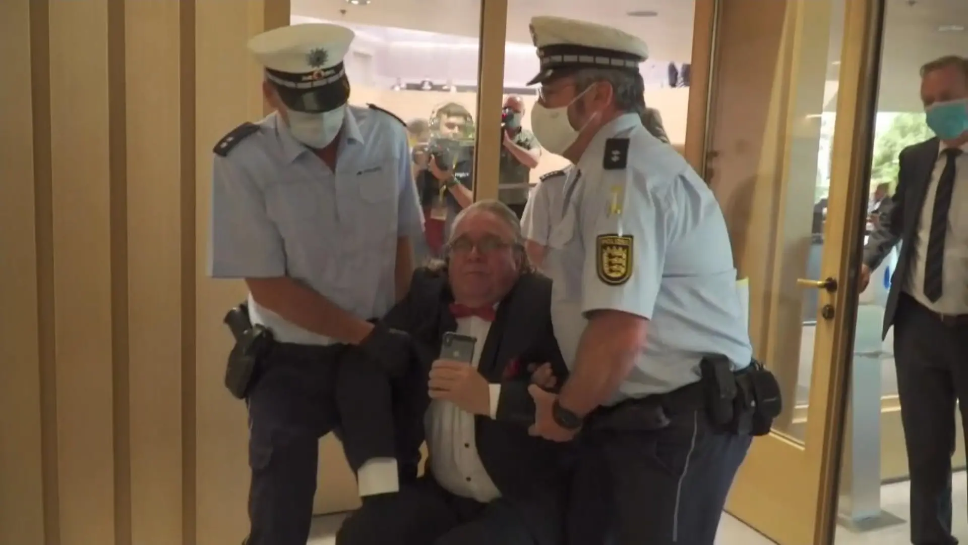 Landtagsabgeordneter wird von Polizei aus dem Plenarsaal getragen Nach Provokationen zu Stuttgarter Ausschreitungen
