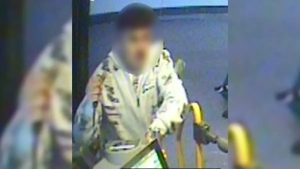 Er wird verdächtigt! Die Polizei Hamburg fahndet jetzt mit Fotos aus einer Überwachungskamera nach diesem Mann.