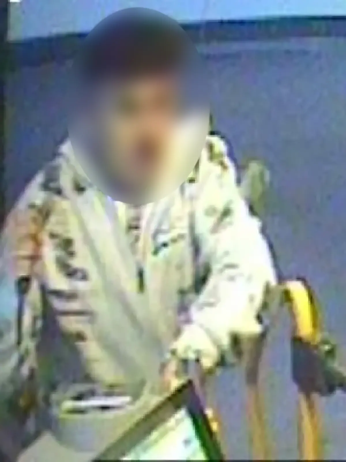 Er wird verdächtigt! Die Polizei Hamburg fahndet jetzt mit Fotos aus einer Überwachungskamera nach diesem Mann.