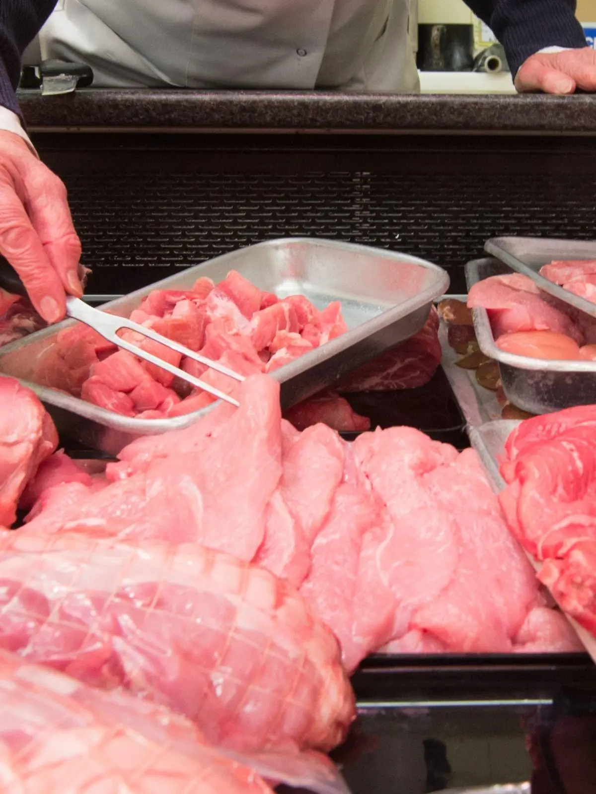 ILLUSTRATION - Fleisch liegt in der Auslage in einem Supermarkt, aufgenommen am 16.01.2015 in Straubing (Bayern). Das Statistische Bundesamt legt am 11.02.2015 Zahlen zu Schlachtungen und zur Fleischerzeugung im Jahr 2014 vor. Foto: Armin Weigel/dpa (zu dpa «Statistisches Bundesamt zu Schlachtungen und Fleischerzeugung im Jahr 2014» vom 11.02.2015) +++(c) dpa - Bildfunk+++