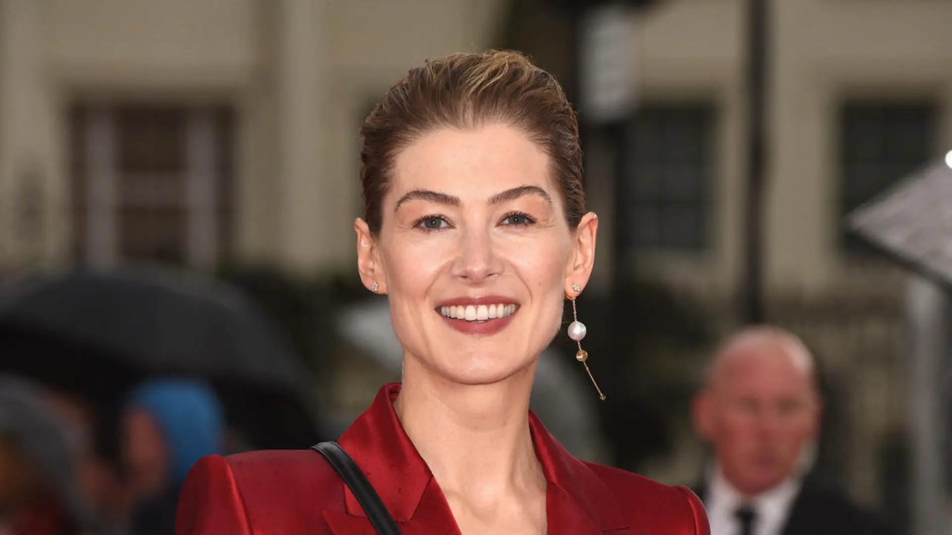 "Greatest Days": Rosamund Pike verhandelt über Rolle im Take-That-Film