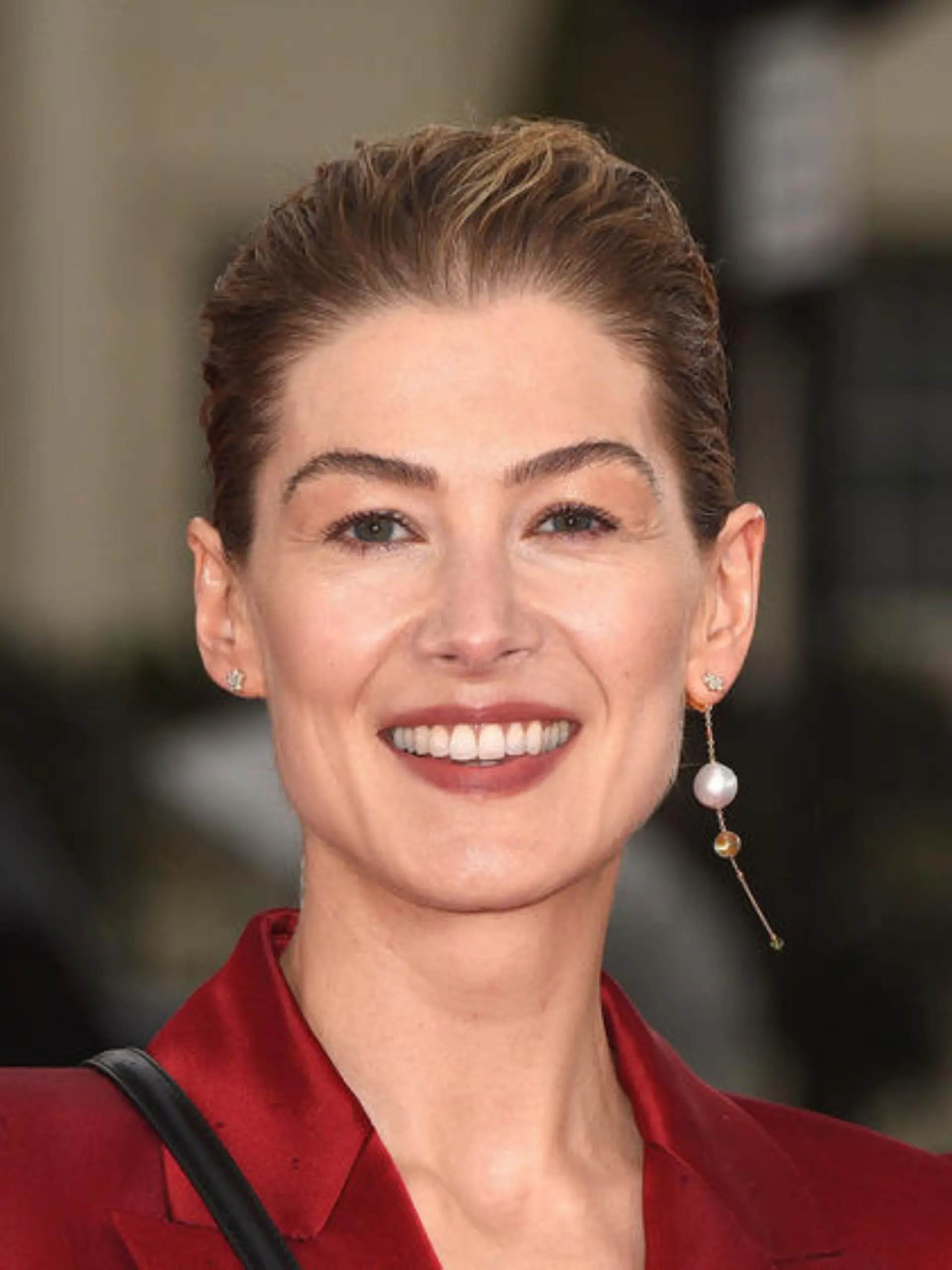 "Greatest Days": Rosamund Pike verhandelt über Rolle im Take-That-Film