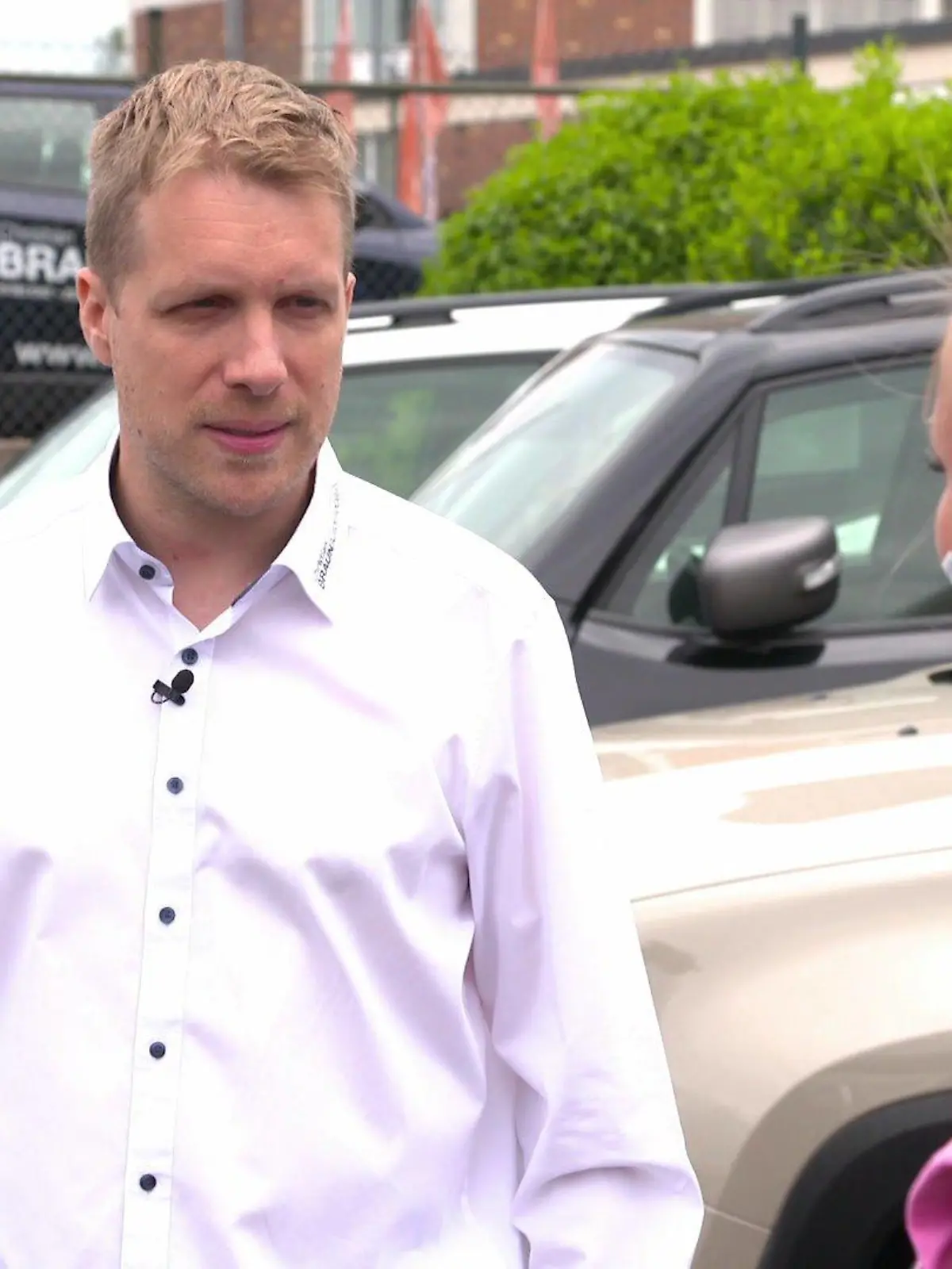 Oliver Pocher versucht sich als Autohändlera