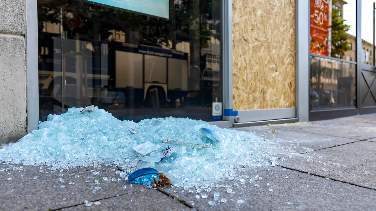 Aufräumarbeiten nach Randale in der Stuttgarter Innenstadt. Rund 500 Menschen haben sich in der Nacht zum Sonntag in zusammengerottet, Schaufenster zerstört und geplündert. Schwerpunkte waren die Marienstraße und die Fußgängerzone Königsstraße. // 21.06.2020, Stuttgart, Baden-Württemberg, Deutschland. *** Clean-up after rioting in Stuttgart city centre Around 500 people flocked to Stuttgart city centre on Sunday night, destroying and plundering shop windows The main areas of focus were Marienstrasse and the pedestrian zone Königsstrasse 21 06 2020, Stuttgart, Baden Württemberg, Germany