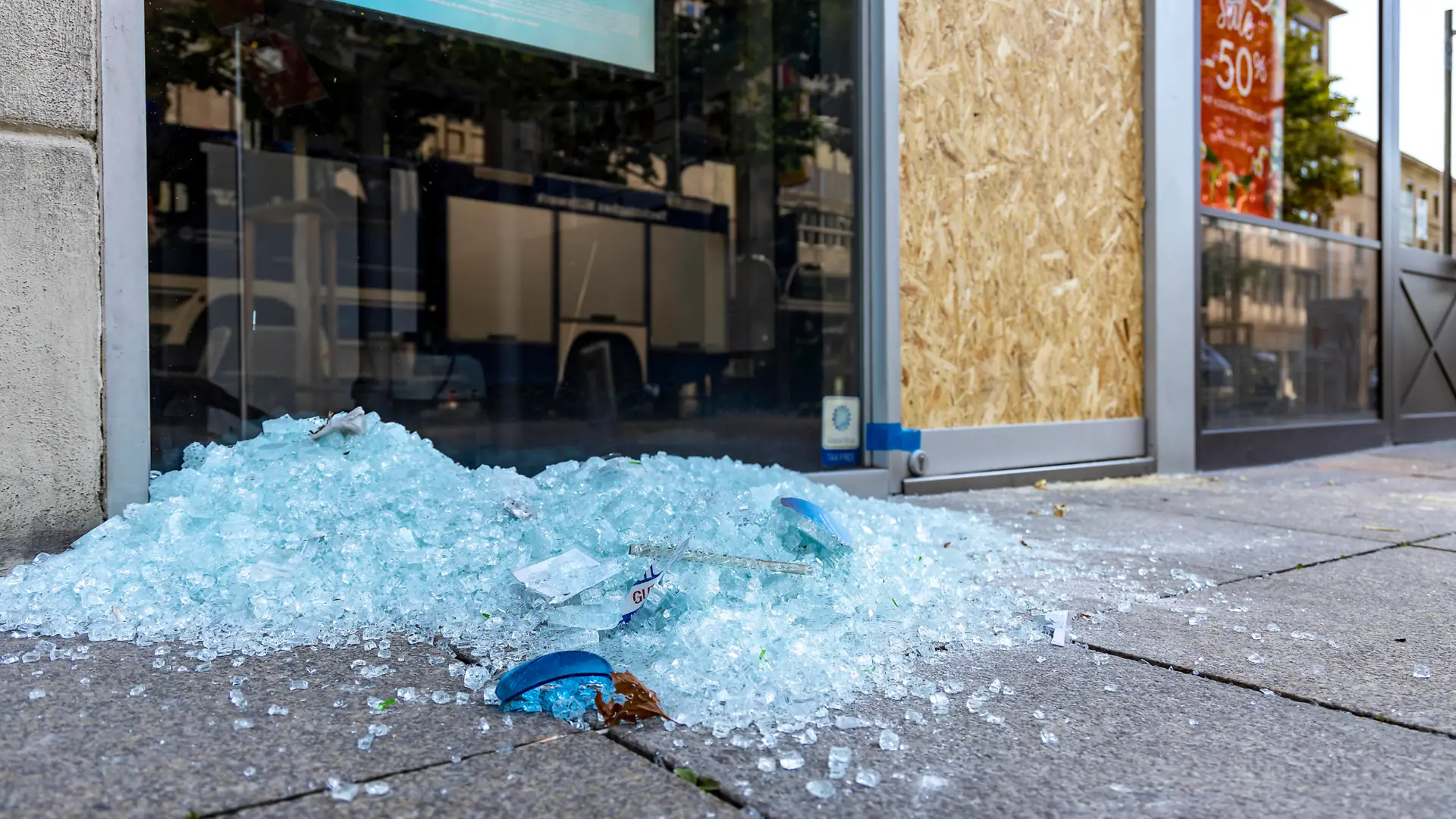 Aufräumarbeiten nach Randale in der Stuttgarter Innenstadt. Rund 500 Menschen haben sich in der Nacht zum Sonntag in zusammengerottet, Schaufenster zerstört und geplündert. Schwerpunkte waren die Marienstraße und die Fußgängerzone Königsstraße. // 21.06.2020, Stuttgart, Baden-Württemberg, Deutschland. *** Clean-up after rioting in Stuttgart city centre Around 500 people flocked to Stuttgart city centre on Sunday night, destroying and plundering shop windows The main areas of focus were Marienstrasse and the pedestrian zone Königsstrasse 21 06 2020, Stuttgart, Baden Württemberg, Germany 