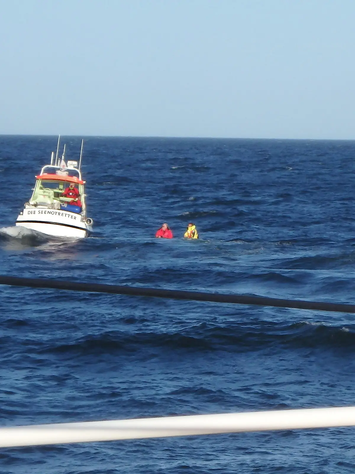 Mit dem Tochterboot STEPPKE des Seenotrettungskreuzers BERLIN der DGzRS konnten die Seenotretter Pete Sage und seine Ehefrau von dem Dinghy ihrer gesunkenen Segelyacht retten. Foto: Die Seenotretter – DGzRS