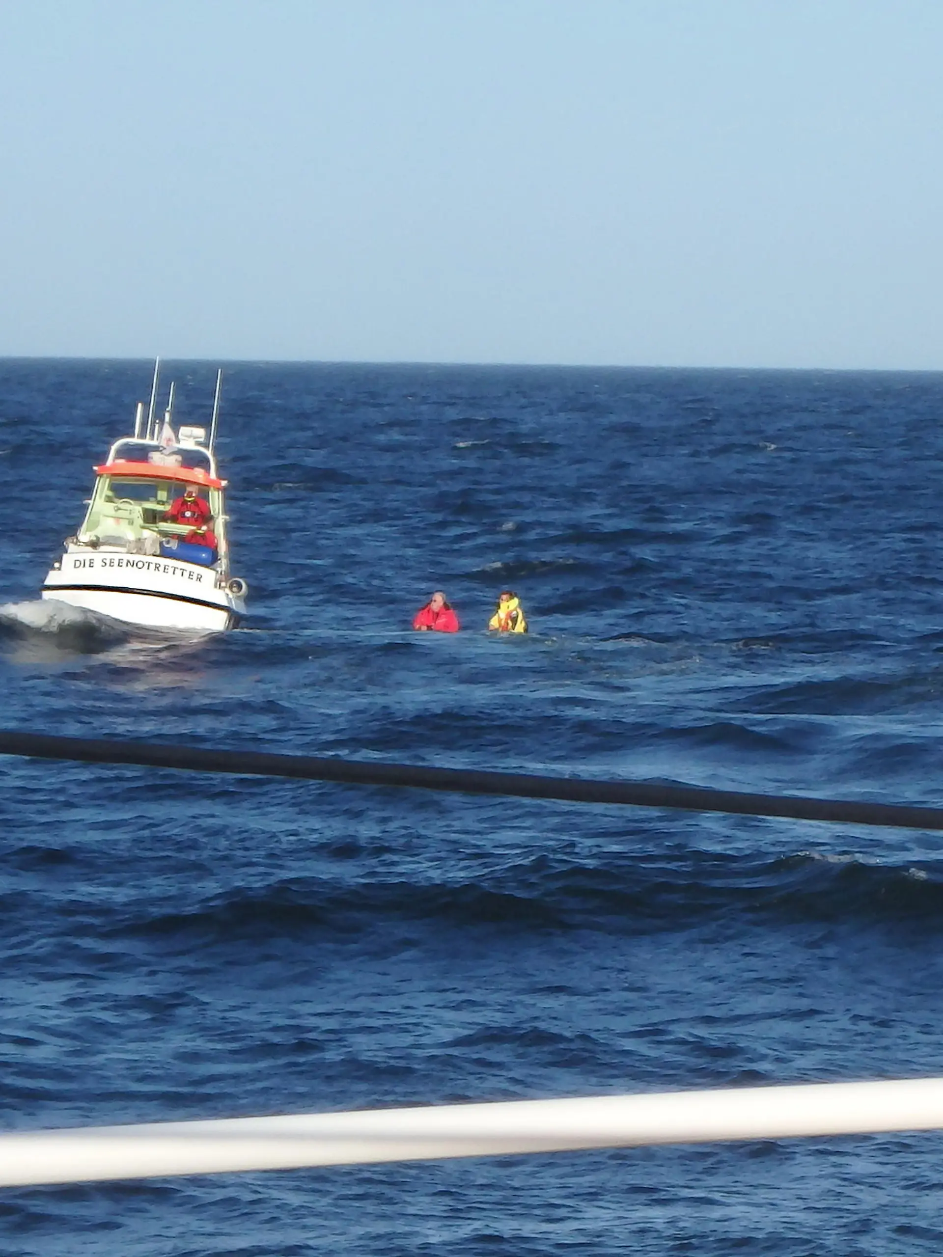 Mit dem Tochterboot STEPPKE des Seenotrettungskreuzers BERLIN der DGzRS konnten die Seenotretter Pete Sage und seine Ehefrau von dem Dinghy ihrer gesunkenen Segelyacht retten. Foto: Die Seenotretter – DGzRS