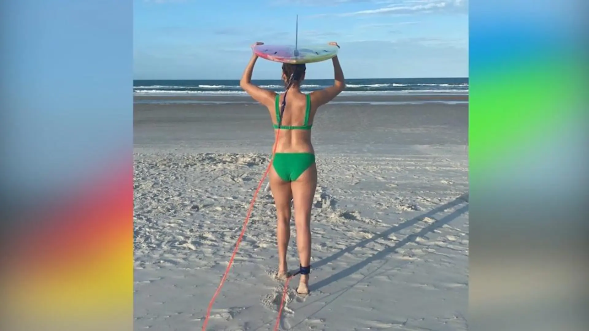 Uneheliche Tochter von Fürst Albert am Strand Fürstliches Bikini-Foto