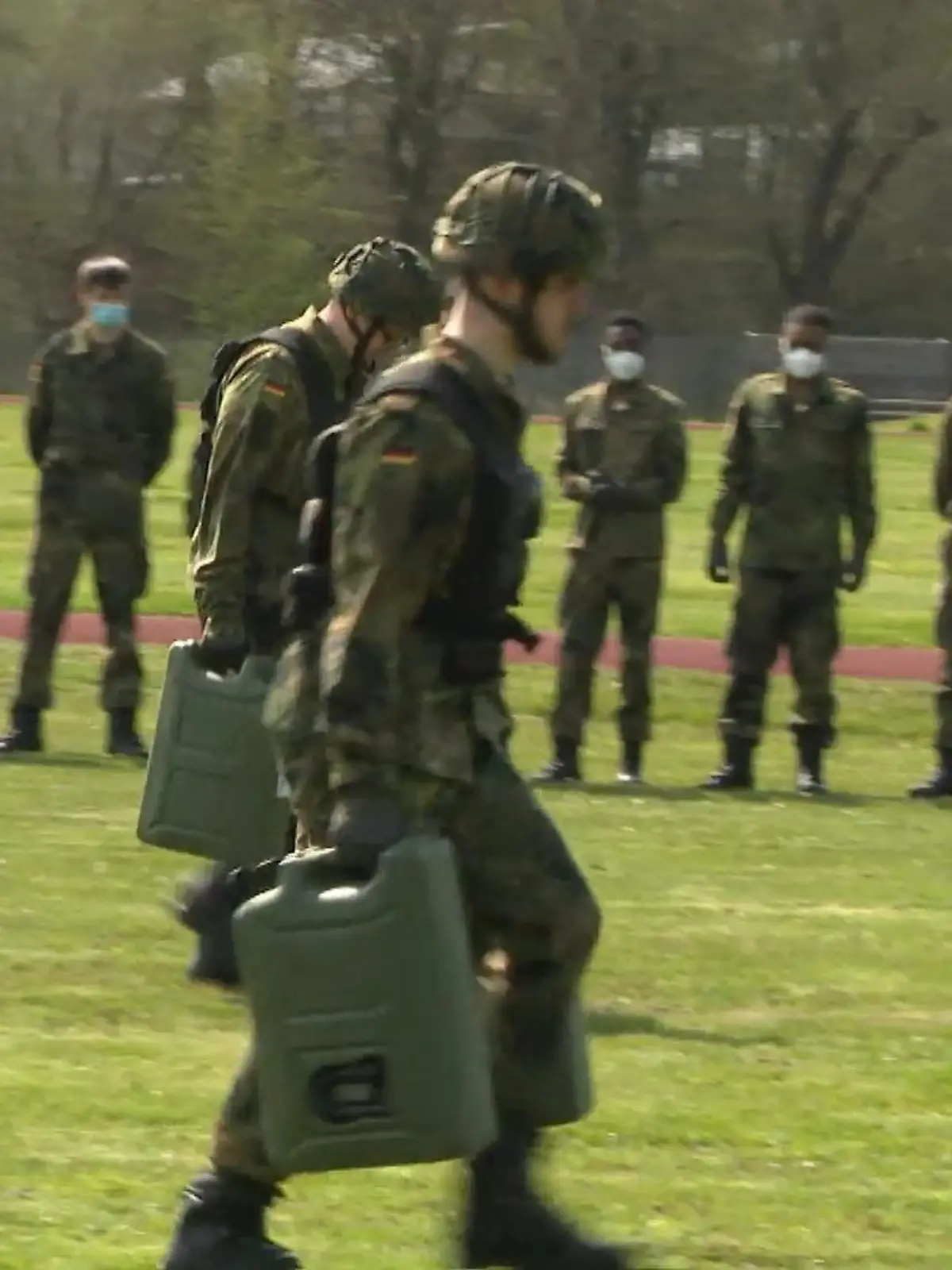 Bild zu: "Bundeswehr hält Regeln aufrecht"
