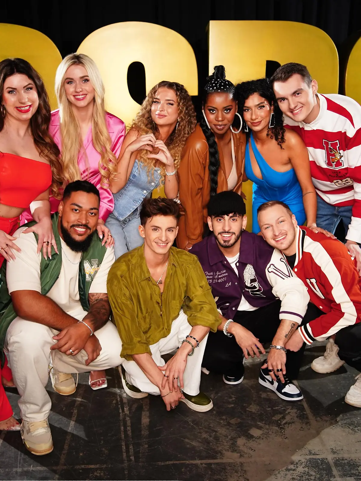 V.l. unten: Nathalie, Aileen, Monika, Rose, Lawa und Lorent, v.l. unten: Sem, Peris, Kiyan und David

Die Verwendung des sendungsbezogenen Materials ist nur mit dem Hinweis und Verlinkung auf RTL+ gestattet.