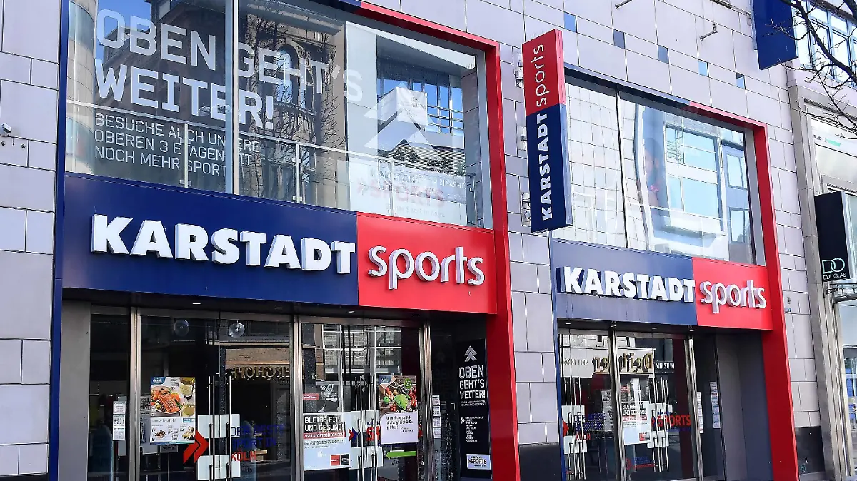  Karstadt Sports Filiale am 02.04.2020 in Köln Die KARSTADT SPORTS GMBH mit Sitz in Essen und deutschlandweit heute 32 Filialen gehört zur Signa Sports Group. KARSTADT SPORTS mit einem Team von mehr als 1.200 engagierten Mitarbeitern sieht sich als offizieller Ausrüster der Sportbegeisterung in unserem Land. Die SIGNA Sports Group ist mit ca. 600 Mio. EUR Umsatz und einem Onlineanteil von über 60% die führende Einzelhandelsgruppe und Multi-Channel-Plattform für Sportartikel in Deutschland und mit bislang 52 Onlineshops in 18 Ländern unter den Top Five in Europa. *** Karstadt Sports Branch on 02 04 2020 in Cologne KARSTADT SPORTS GMBH, with its headquarters in Essen and 32 branches throughout Germany, is part of the Signa Sports Group KARSTADT SPORTS, with a team of more than 1 200 dedicated employees, sees itse xRx