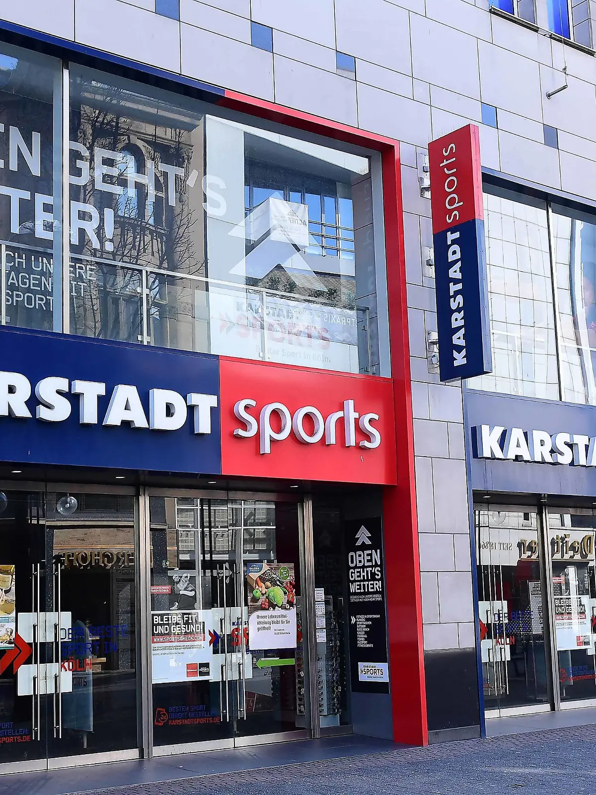  Karstadt Sports Filiale am 02.04.2020 in Köln Die KARSTADT SPORTS GMBH mit Sitz in Essen und deutschlandweit heute 32 Filialen gehört zur Signa Sports Group. KARSTADT SPORTS mit einem Team von mehr als 1.200 engagierten Mitarbeitern sieht sich als offizieller Ausrüster der Sportbegeisterung in unserem Land. Die SIGNA Sports Group ist mit ca. 600 Mio. EUR Umsatz und einem Onlineanteil von über 60% die führende Einzelhandelsgruppe und Multi-Channel-Plattform für Sportartikel in Deutschland und mit bislang 52 Onlineshops in 18 Ländern unter den Top Five in Europa. *** Karstadt Sports Branch on 02 04 2020 in Cologne KARSTADT SPORTS GMBH, with its headquarters in Essen and 32 branches throughout Germany, is part of the Signa Sports Group KARSTADT SPORTS, with a team of more than 1 200 dedicated employees, sees itse xRx