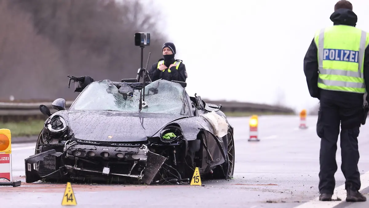 26.03.2023, Nordrhein-Westfalen, Emmerich: Polizisten untersuchen mit einem 3D-Scanner neben einem demolierten Porsche einen Unfallort auf der A3 bei Emmerich. Vier Menschen sind bei kurz aufeinander folgenden Unfällen auf der A3 bei Emmerich am Niederrhein ums Leben gekommen - darunter auch ein Ersthelfer. Rettungshubschrauber, Notärzte und Krankenwagen waren den Angaben zufolge im Einsatz. Der Autobahnabschnitt Richtung Köln wurde voll gesperrt. Drei an den Unfällen beteiligte Fahrzeuge hatten niederländische Zulassungen. Foto: David Young/dpa +++ dpa-Bildfunk +++