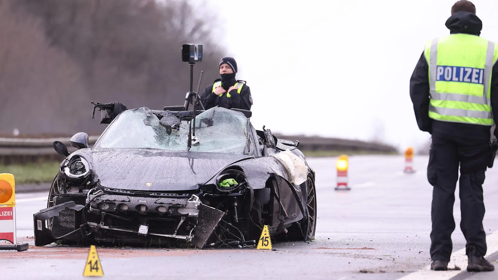 26.03.2023, Nordrhein-Westfalen, Emmerich: Polizisten untersuchen mit einem 3D-Scanner neben einem demolierten Porsche einen Unfallort auf der A3 bei Emmerich. Vier Menschen sind bei kurz aufeinander folgenden Unfällen auf der A3 bei Emmerich am Niederrhein ums Leben gekommen - darunter auch ein Ersthelfer. Rettungshubschrauber, Notärzte und Krankenwagen waren den Angaben zufolge im Einsatz. Der Autobahnabschnitt Richtung Köln wurde voll gesperrt. Drei an den Unfällen beteiligte Fahrzeuge hatten niederländische Zulassungen. Foto: David Young/dpa +++ dpa-Bildfunk +++