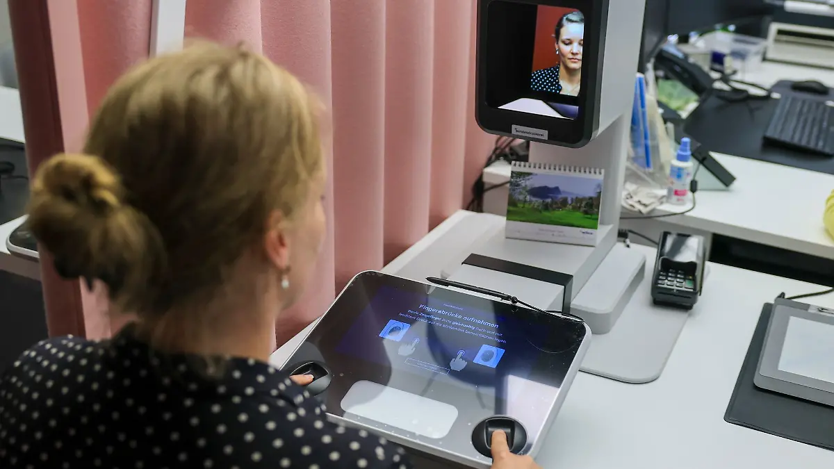 Schnell und günstig: Zur Beantragung eines neuen Ausweisdokuments reicht künftig oft der Gang zum Bürgeramt. Das erforderliche digitale Passbild kann dort in der Regel direkt aufgenommen werden.