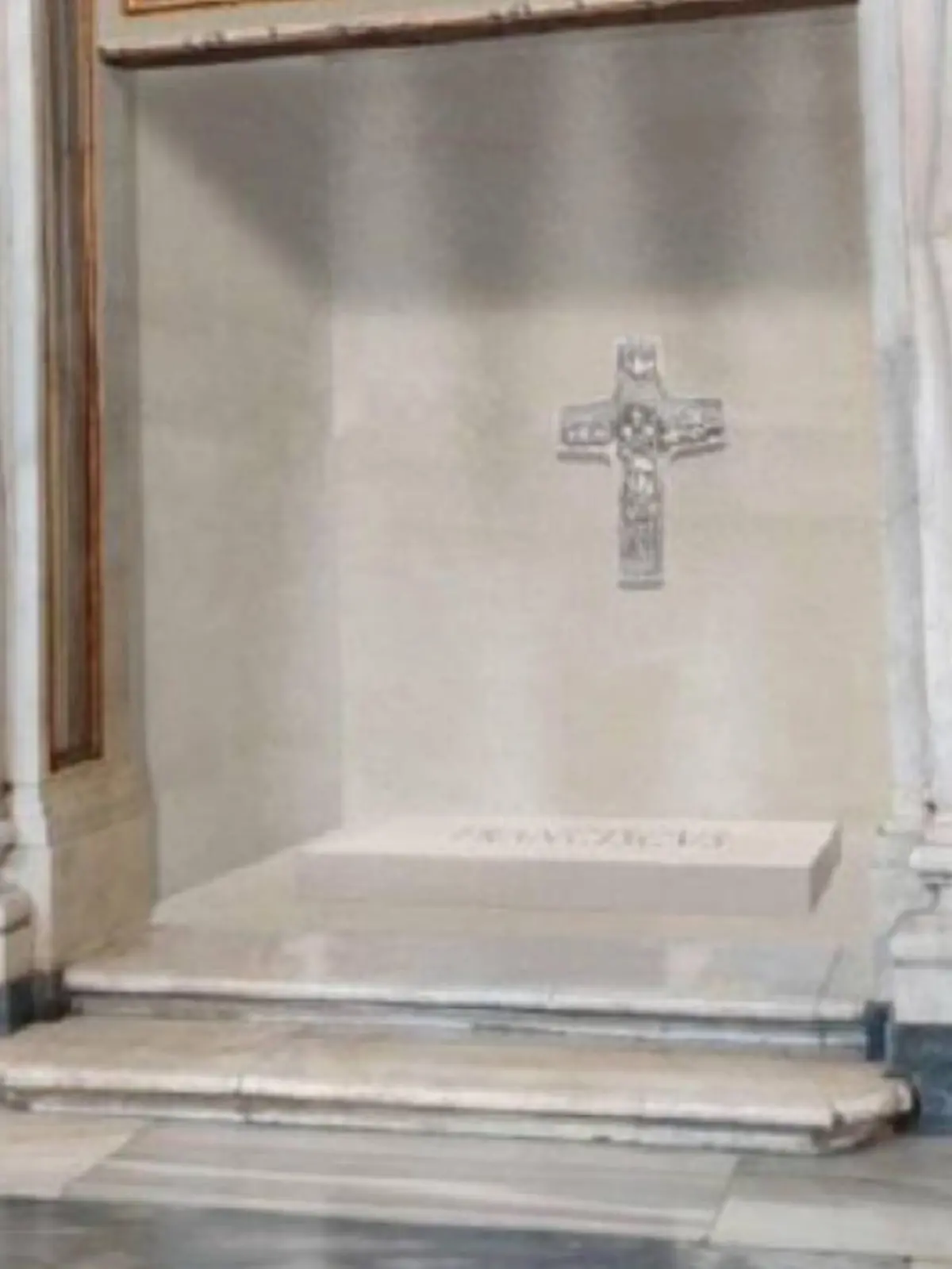Auf dem Stein steht „Franciscus”, darüber hängt eine Nachbildung des Pektorale 