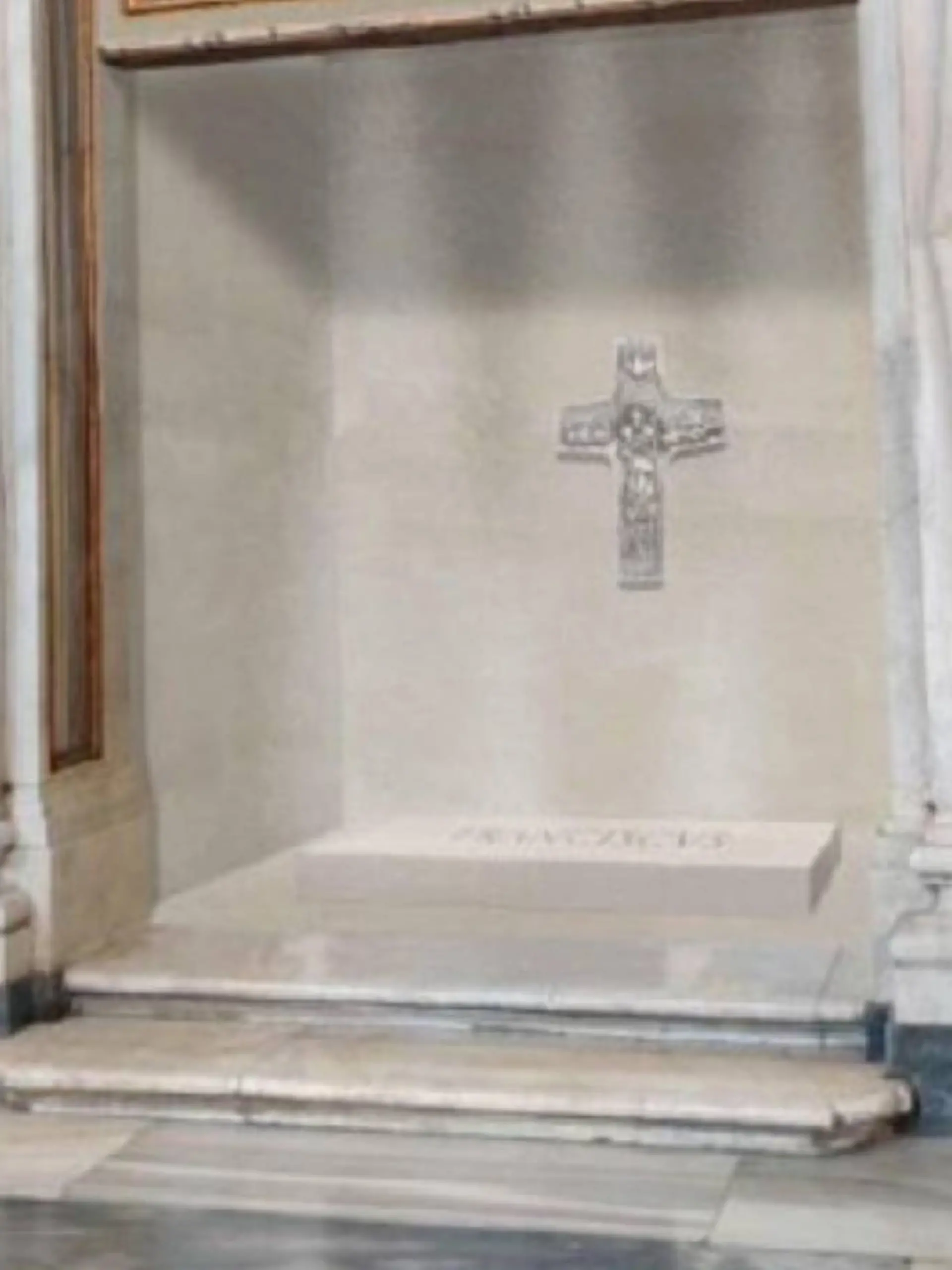 Auf dem Stein steht „Franciscus”, darüber hängt eine Nachbildung des Pektorale 