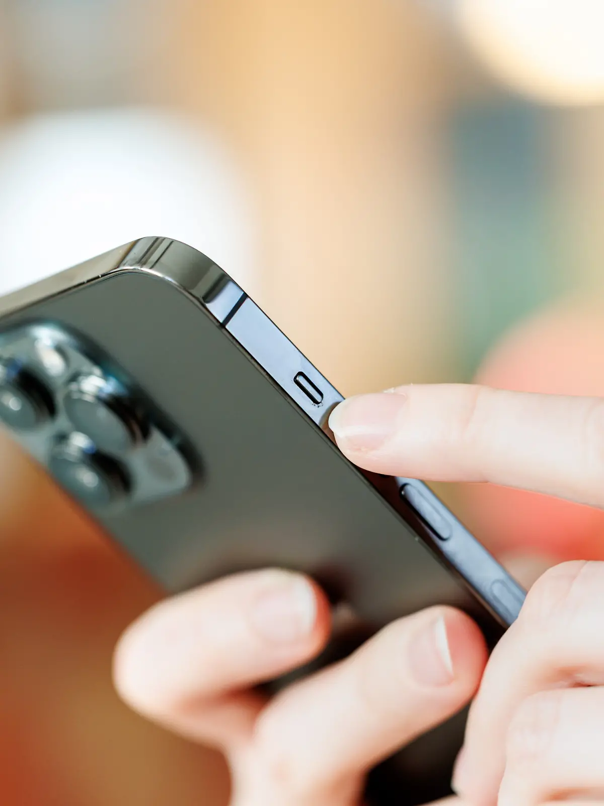 Eine junge Frau benutzt ein Smartphone.