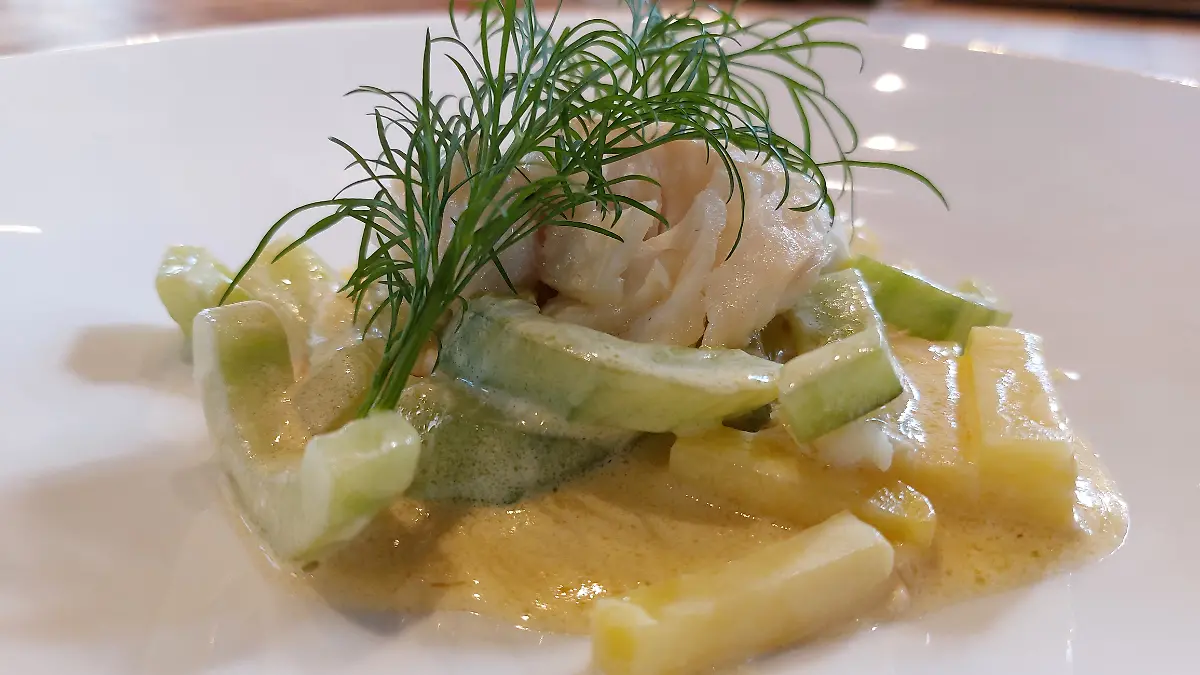 Ein leckeres Hauptgericht mit Gurken und Fisch.