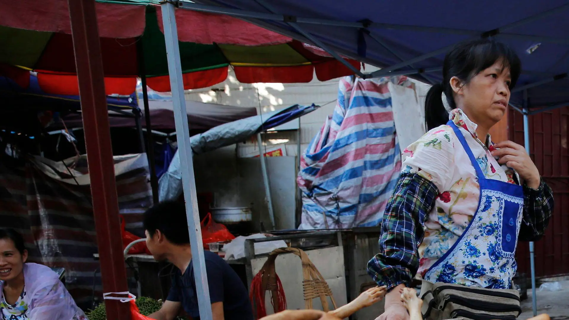 ARCHIV - Hundefleisch wird am 21.06.2016 auf dem Hundefleisch-Festival in Yulin, Guangxi, China angeboten. Im Kampf gegen das umstrittene Hundefleisch-Festival in China haben Tierschützer erreicht, dass die Stadt Yulin Restaurants, Straßenständen und Markthändler in diesem Jahr verbieten wird, Hundefleisch während des Festes zu verkaufen. (zu dpa Aktivisten: China verbietet Hundefleisch-Verkauf auf Festival vom 18.05.2017) Foto: Wu Hong/EPA/dpa +++(c) dpa - Bildfunk+++