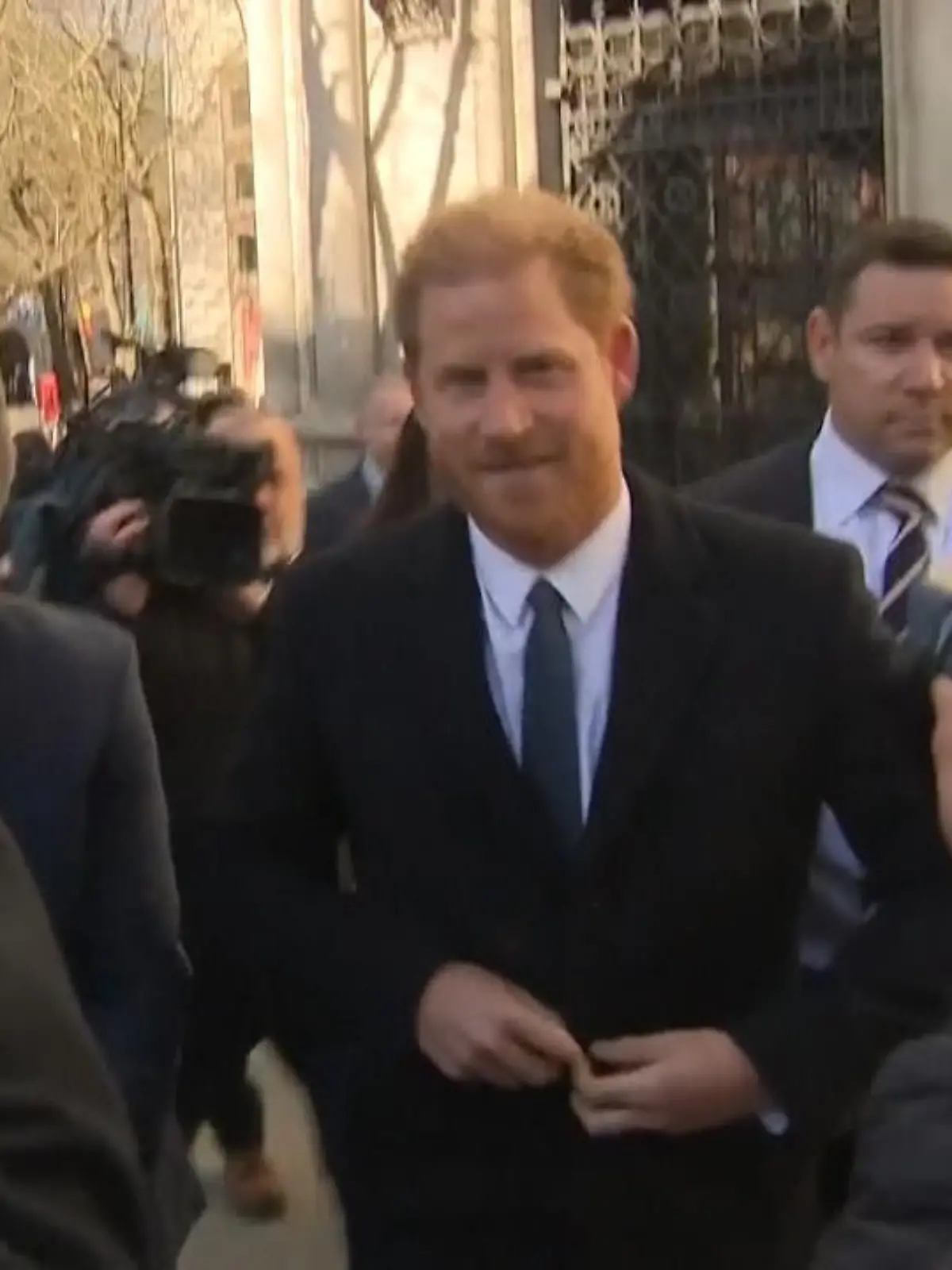 Überraschungsbesuch in der Heimat: Prinz Harry (38) ist britischen Medienberichten zufolge vor dem High Court in London zu einer Anhörung eingetroffen. Erwartet worden ist sein Auftritt den Berichten zufolge offenbar nicht. Der Herzog von Sussex klagt mit anderen Persönlichkeiten gegen den Herausgeber der "Daily Mail", Associated Newspapers. Der Vorwurf, den er und die anderen Stars dabei erheben: rechtswidrige Informationsbeschaffung und Verletzung der Privatsphäre. Seine Ankunft am Gericht gibt’s im Video.