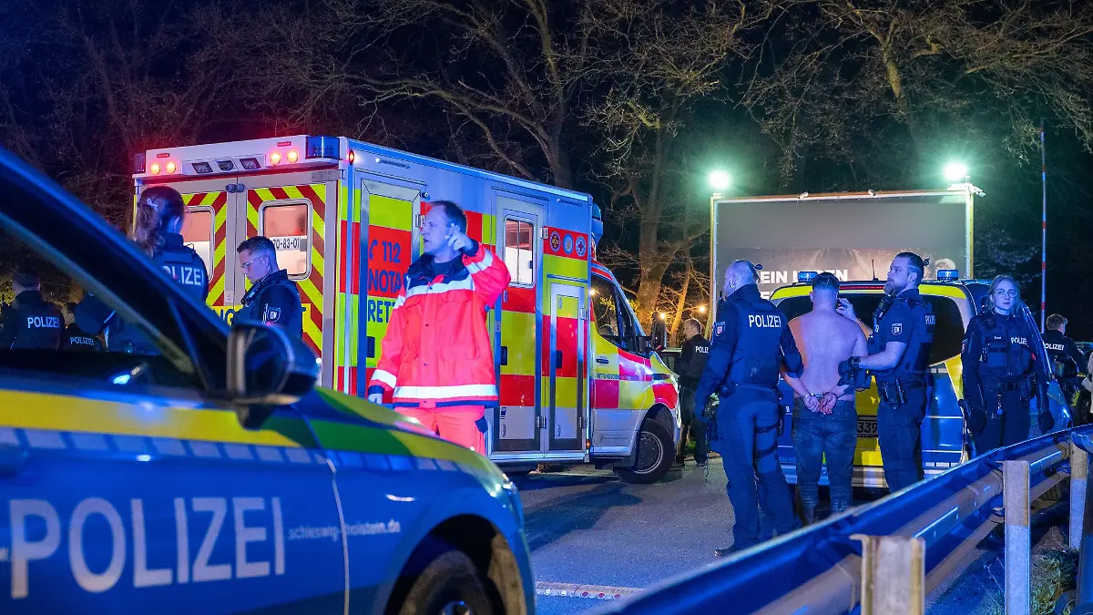 Nach einer erneuten Suche am Tatort wertet die Polizei nun weitere Spuren aus. (Archivbild)