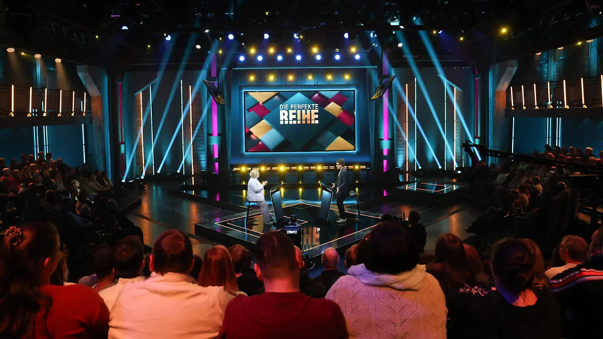 Daniel Hartwich und Kandidatin während der Show +++ Die Verwendung des sendungsbezogenen Materials ist nur mit dem Hinweis und Verlinkung auf RTL+ gestattet. +++