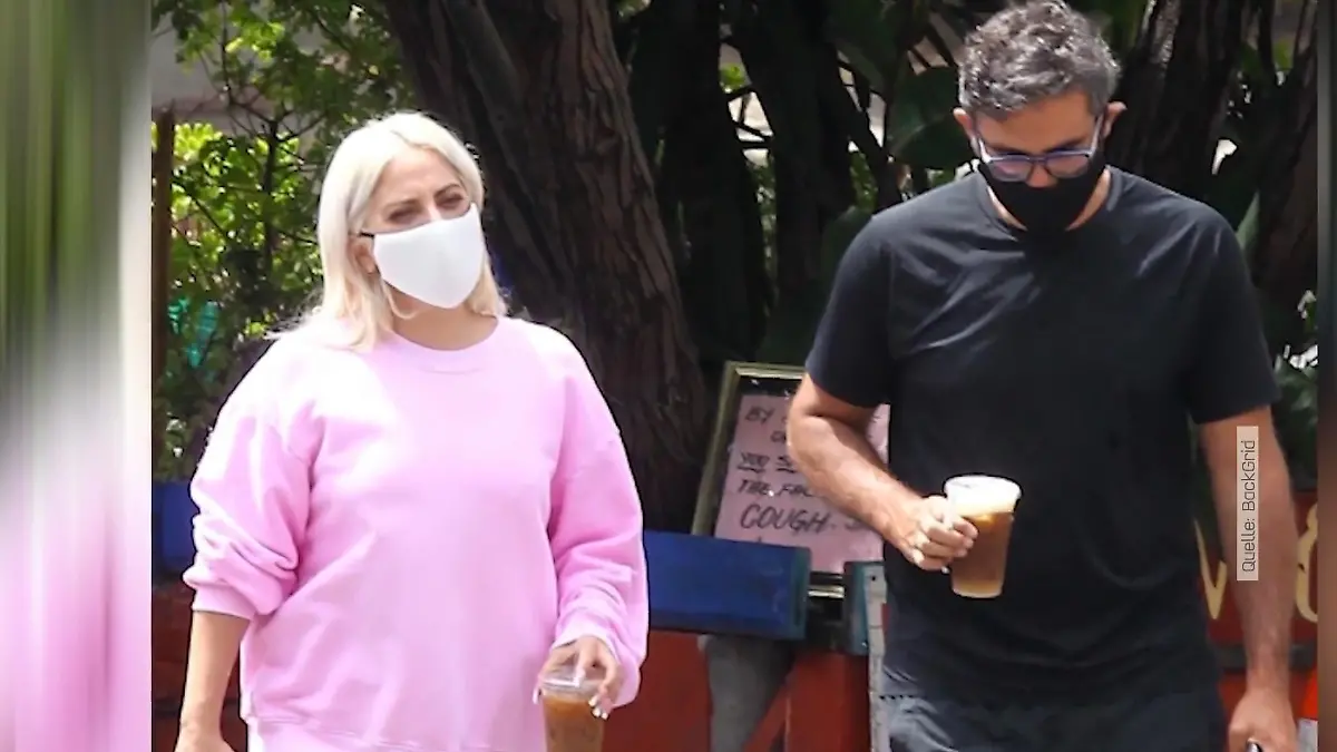 Lady Gaga hat ihre Hose vergessen Sängerin unten ohne unterwegs