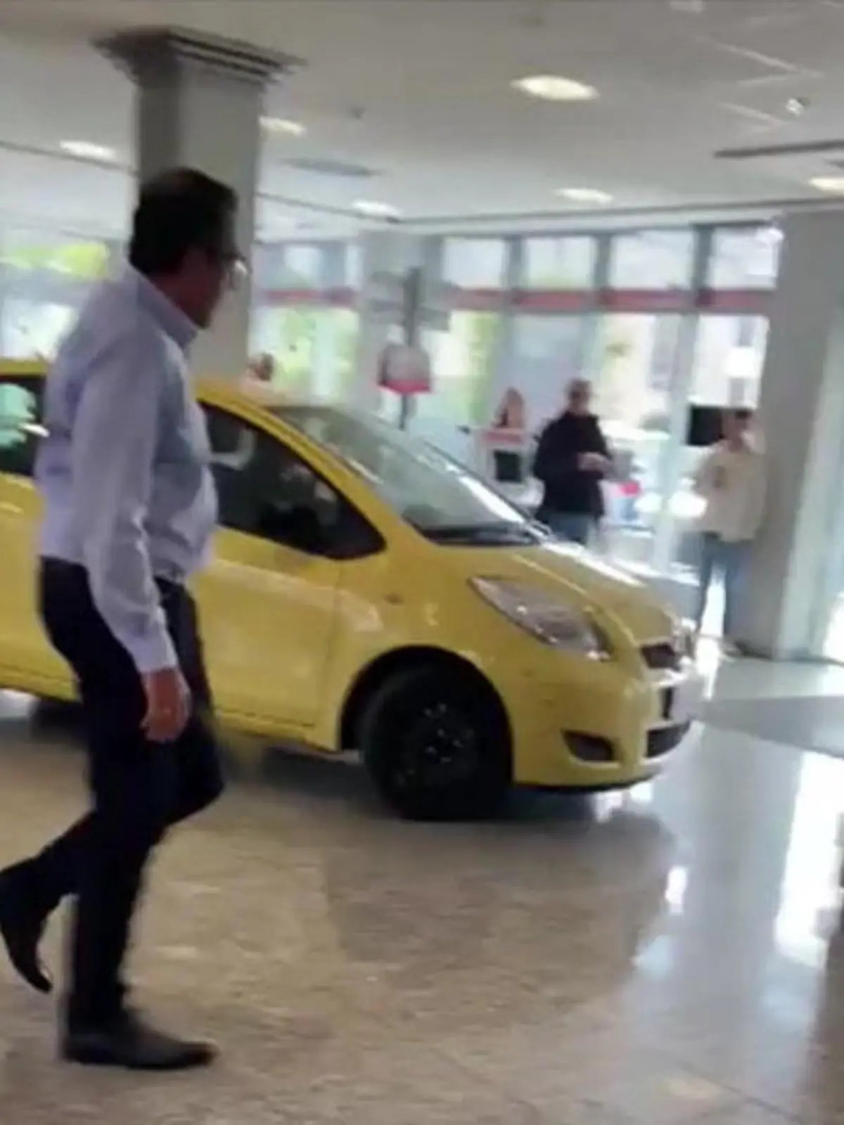 Bild zu: "Mit Auto durch Schiebetür! Mann wendet in Bankfiliale"