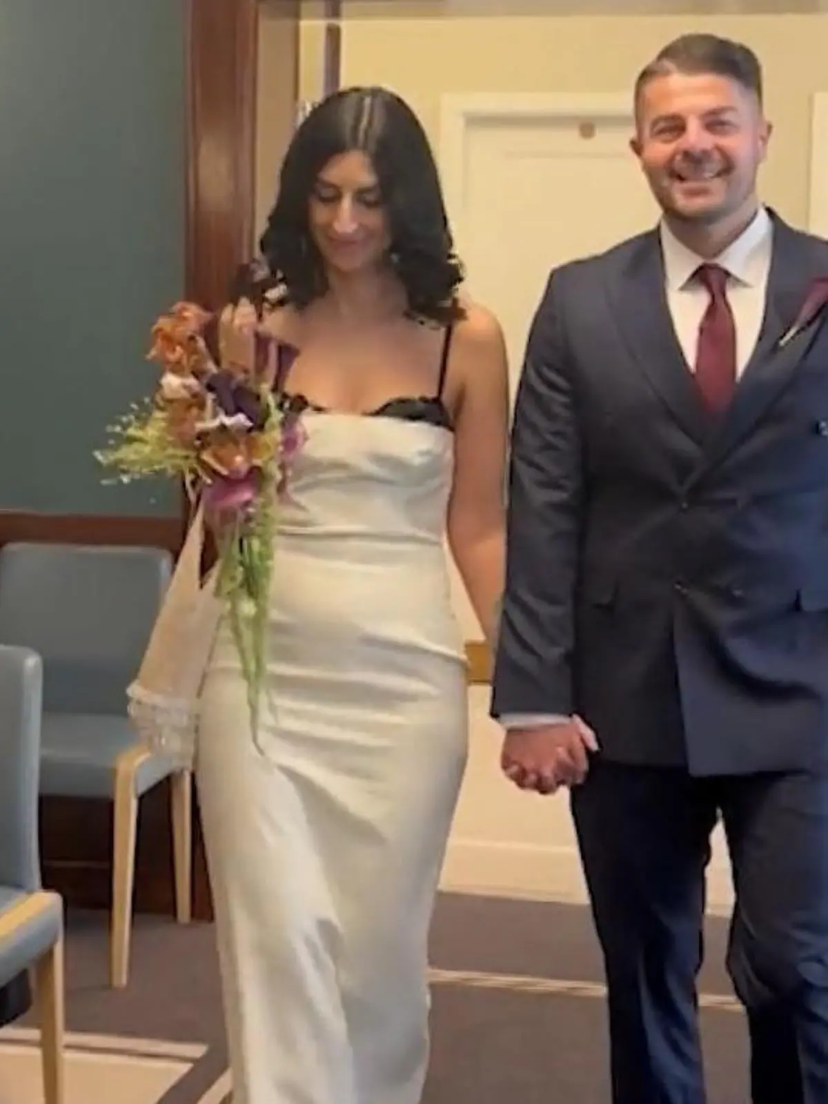 Ihnen passt der BH nicht! Braut für Hochzeitsoutfit angefeindet 