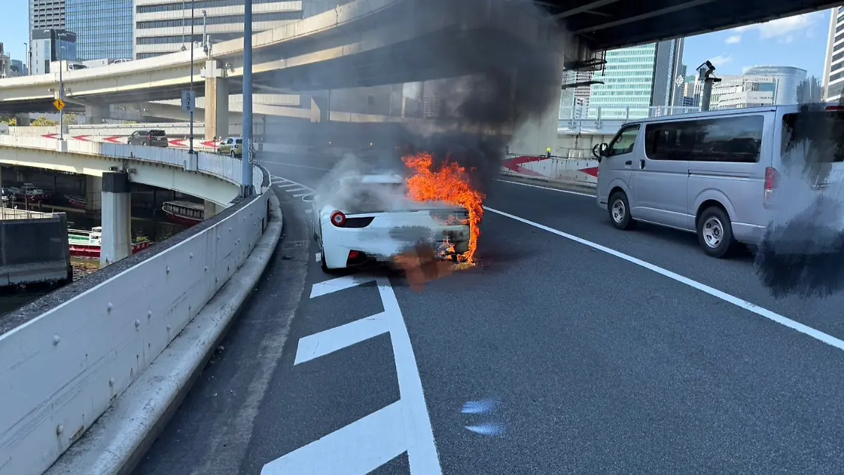 Auf der ersten Spritztour fängt der italienische Sportwagen plötzlich Feuer.