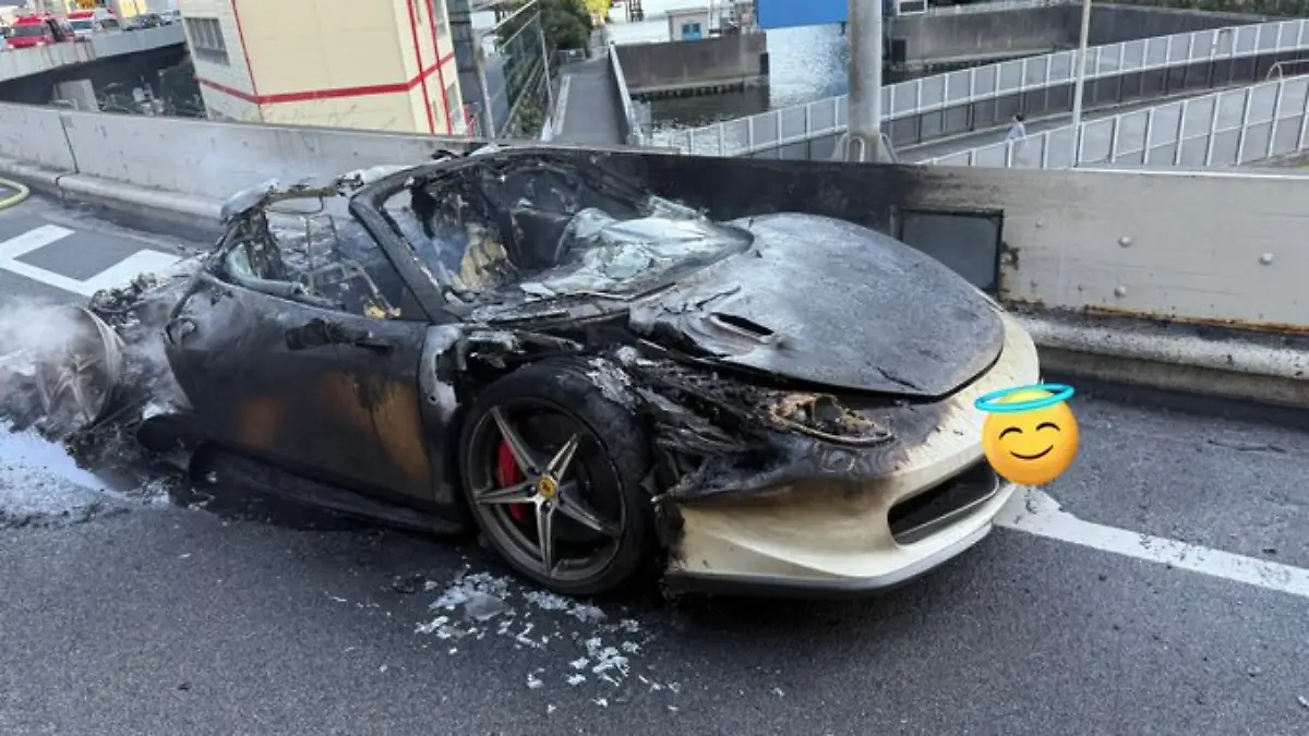 Innerhalb 20 Minuten brennt der Ferrari komplett aus.