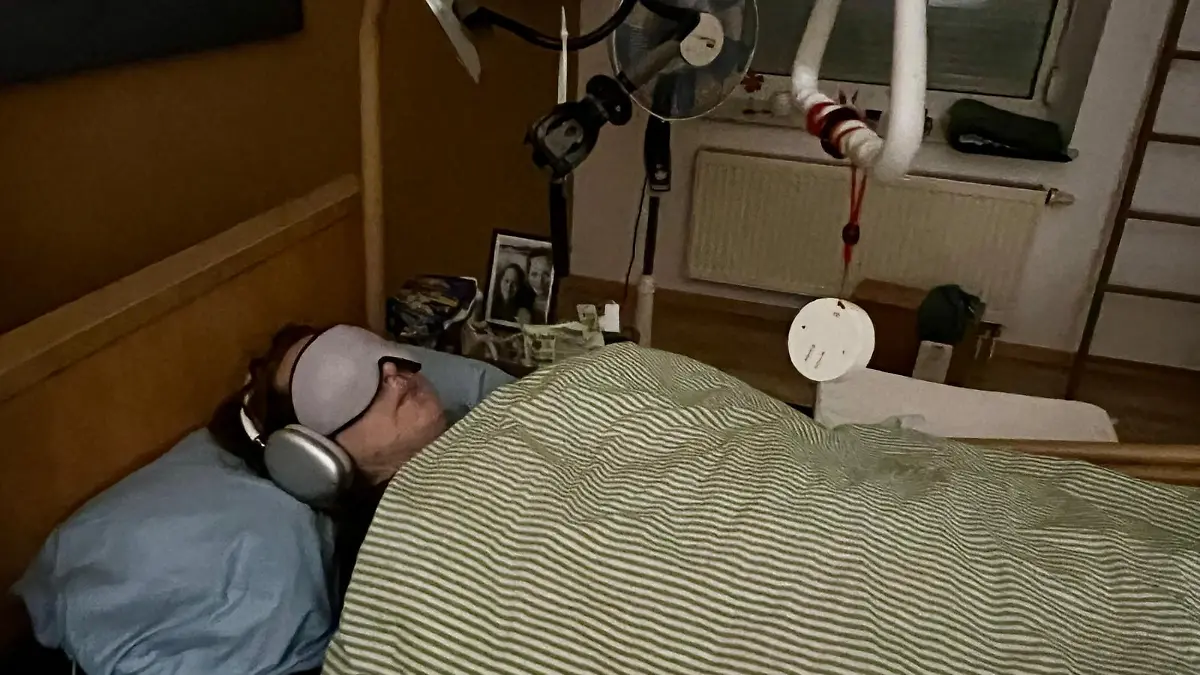 Anne Struve-Schmidt in ihrem Bett und abgedunkelten Schlafzimmer, das sie seit  zwei Jahren nicht verlassen hat.