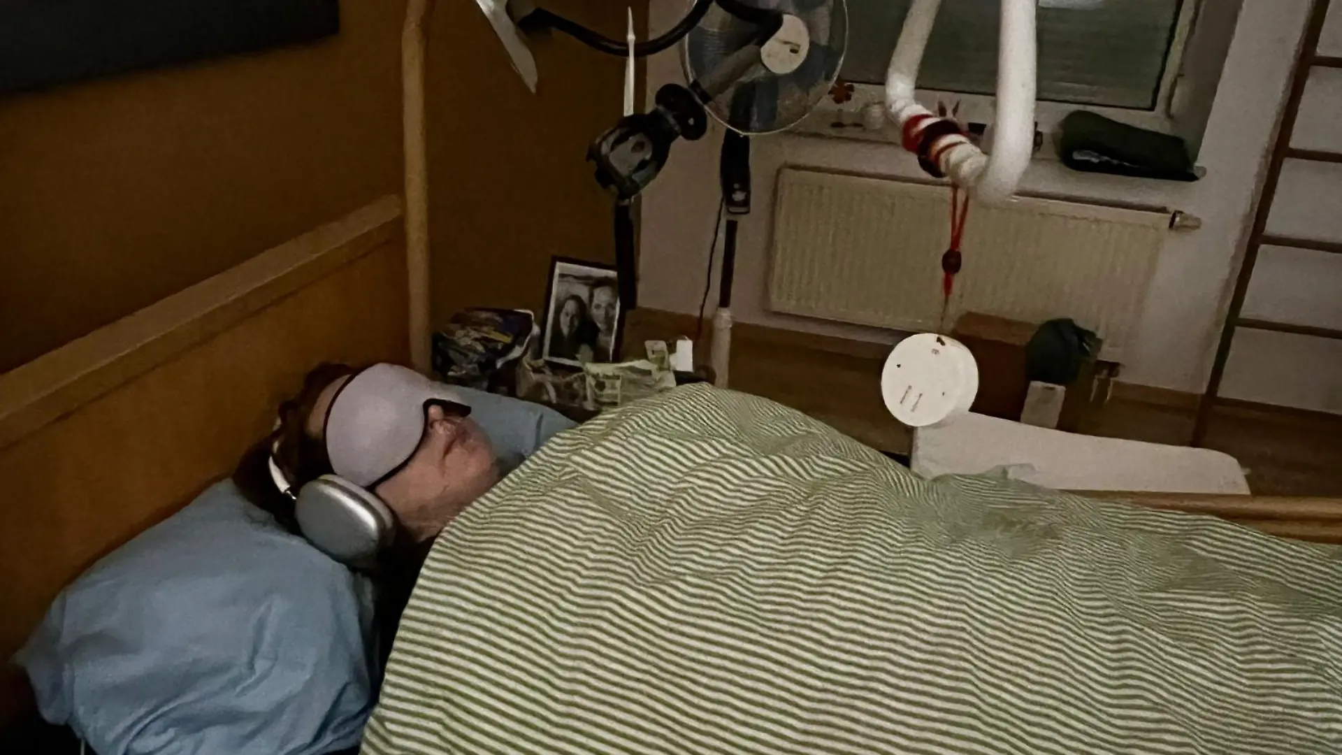 Anne Struve-Schmidt in ihrem Bett und abgedunkelten Schlafzimmer, das sie seit  zwei Jahren nicht verlassen hat.