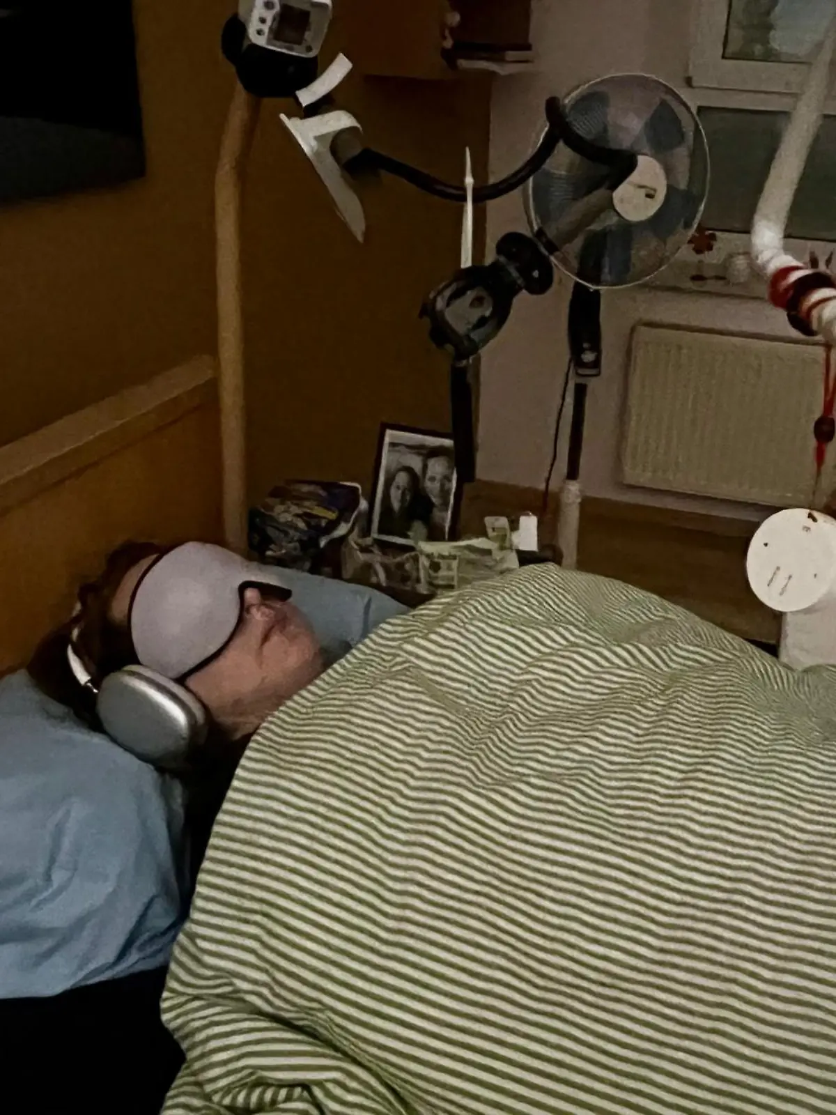 Anne Struve-Schmidt in ihrem Bett und abgedunkelten Schlafzimmer, das sie seit  zwei Jahren nicht verlassen hat.