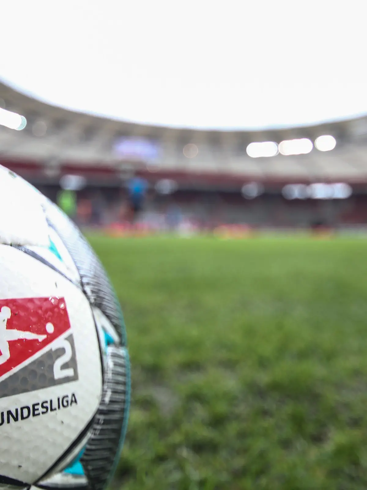 07.06.2020, Baden-Württemberg, Stuttgart: Fußball: 2. Bundesliga, VfB Stuttgart - VfL Osnabrück, 30. Spieltag in der Mercedes-Benz-Arena. Der offizielle Spielball von Derbystar liegt auf dem Rasen vor dem Spiel. WICHTIGER HINWEIS: Gemäß den Vorgaben der DFL Deutsche Fußball Liga bzw. des DFB Deutscher Fußball-Bund ist es untersagt, in dem Stadion und/oder vom Spiel angefertigte Fotoaufnahmen in Form von Sequenzbildern und/oder videoähnlichen Fotostrecken zu verwerten bzw. verwerten zu lassen. Foto: Tom Weller/dpa-Pool/dpa +++ dpa-Bildfunk +++